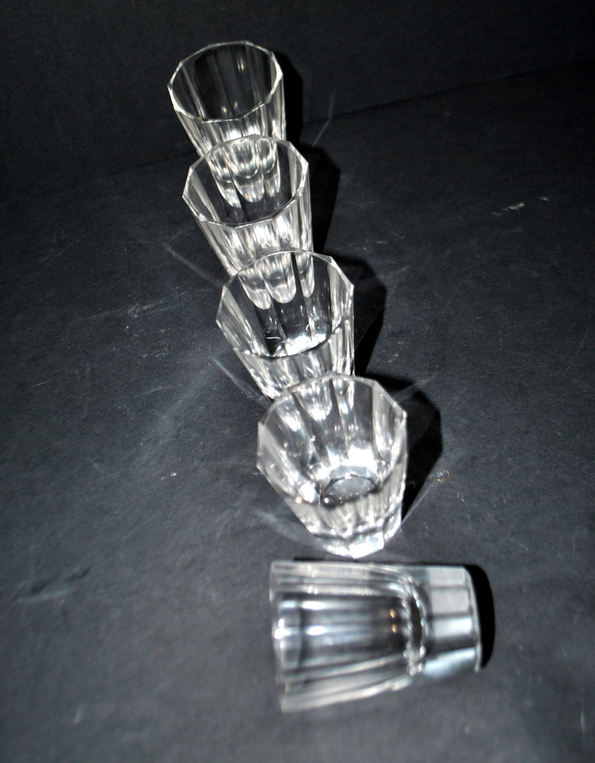 Baccarat lot de 5 verres à liqueur art déco en cristal taillé à pans coupés pour cave à liqueur