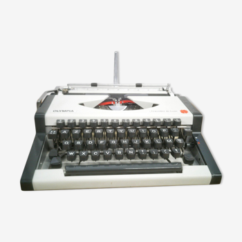 Olympia Traveller De Luxe typewriter