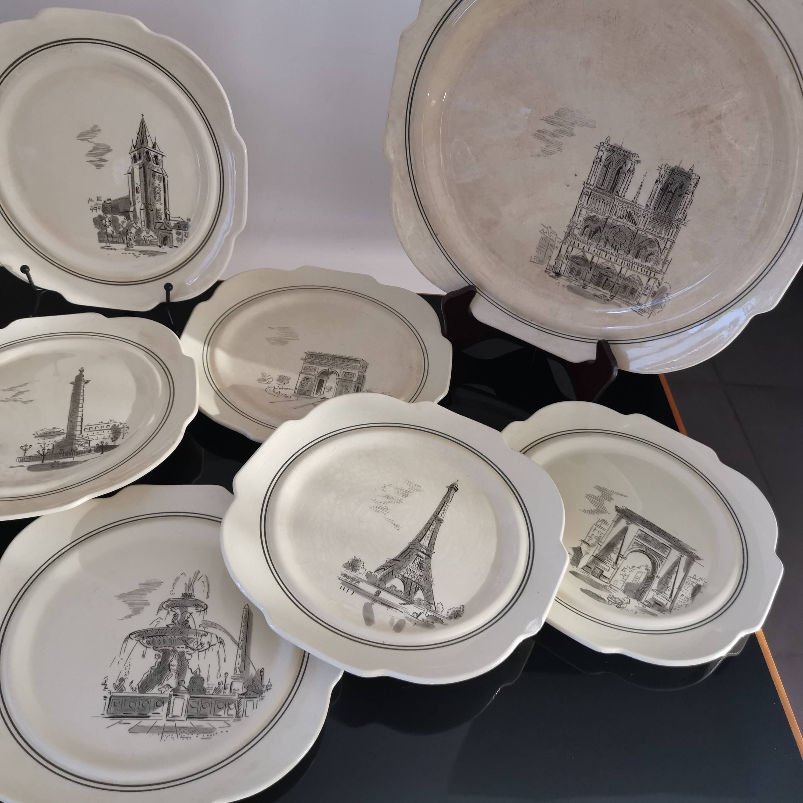 Série de 12 assiettes à dessert et son plateau à gâteaux Gien Paris Monuments