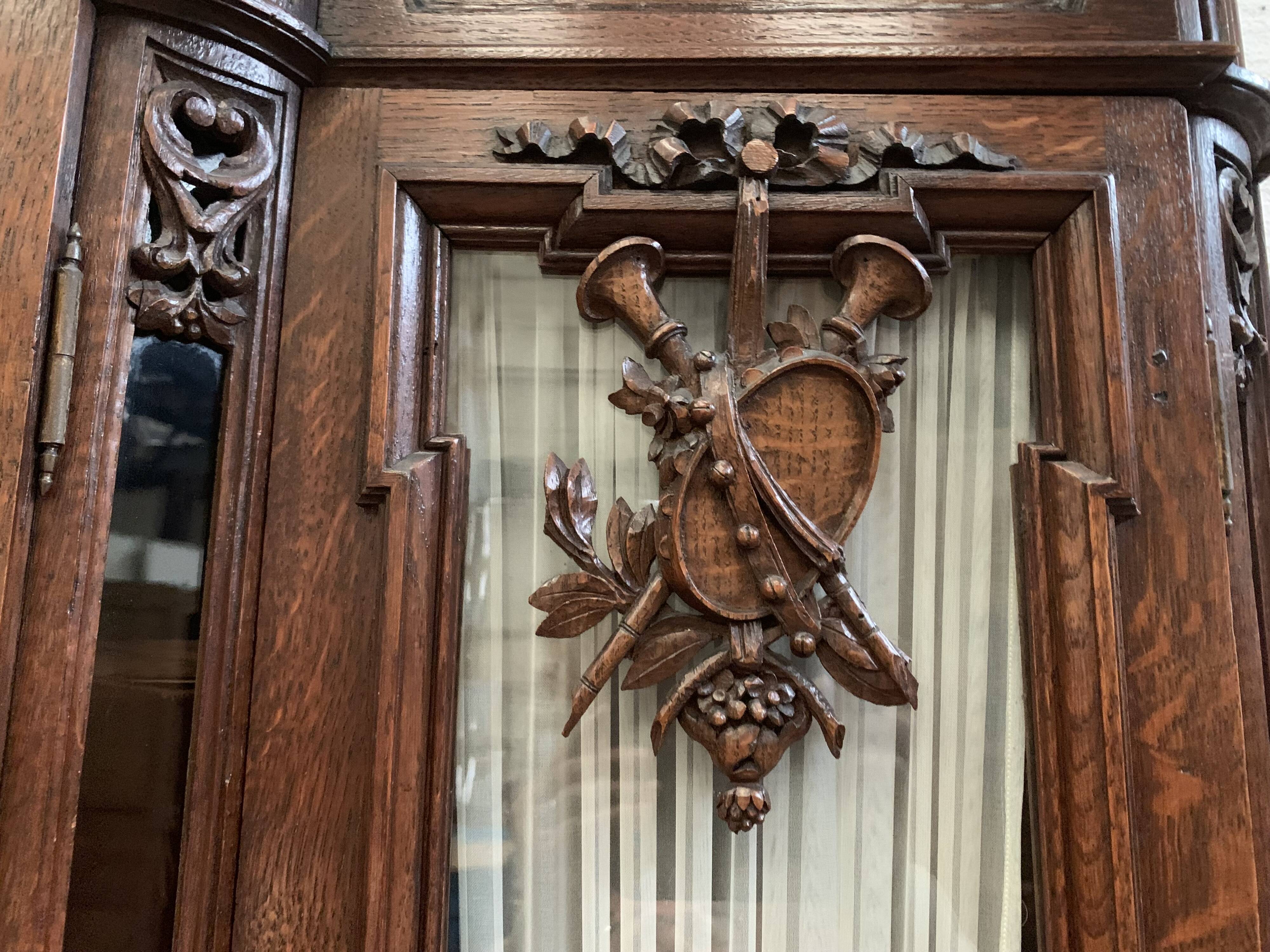 Buffet Liégeois in two bodies Chene massive patinated XX century