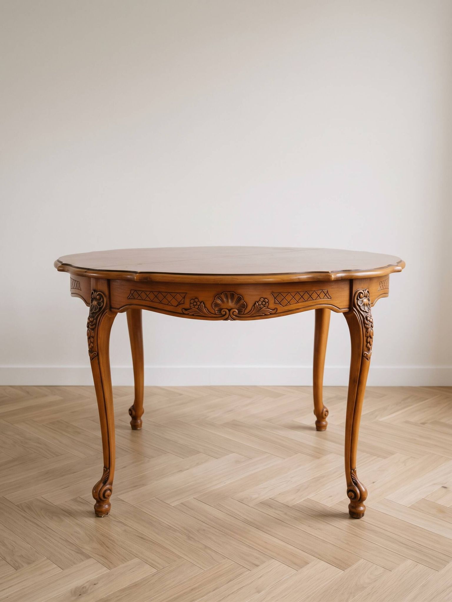 Table de salle à manger ronde Louis XV en merisier massif