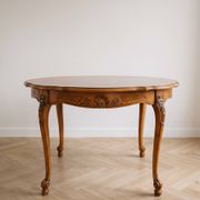 Table de salle à manger ronde Louis XV en merisier massif