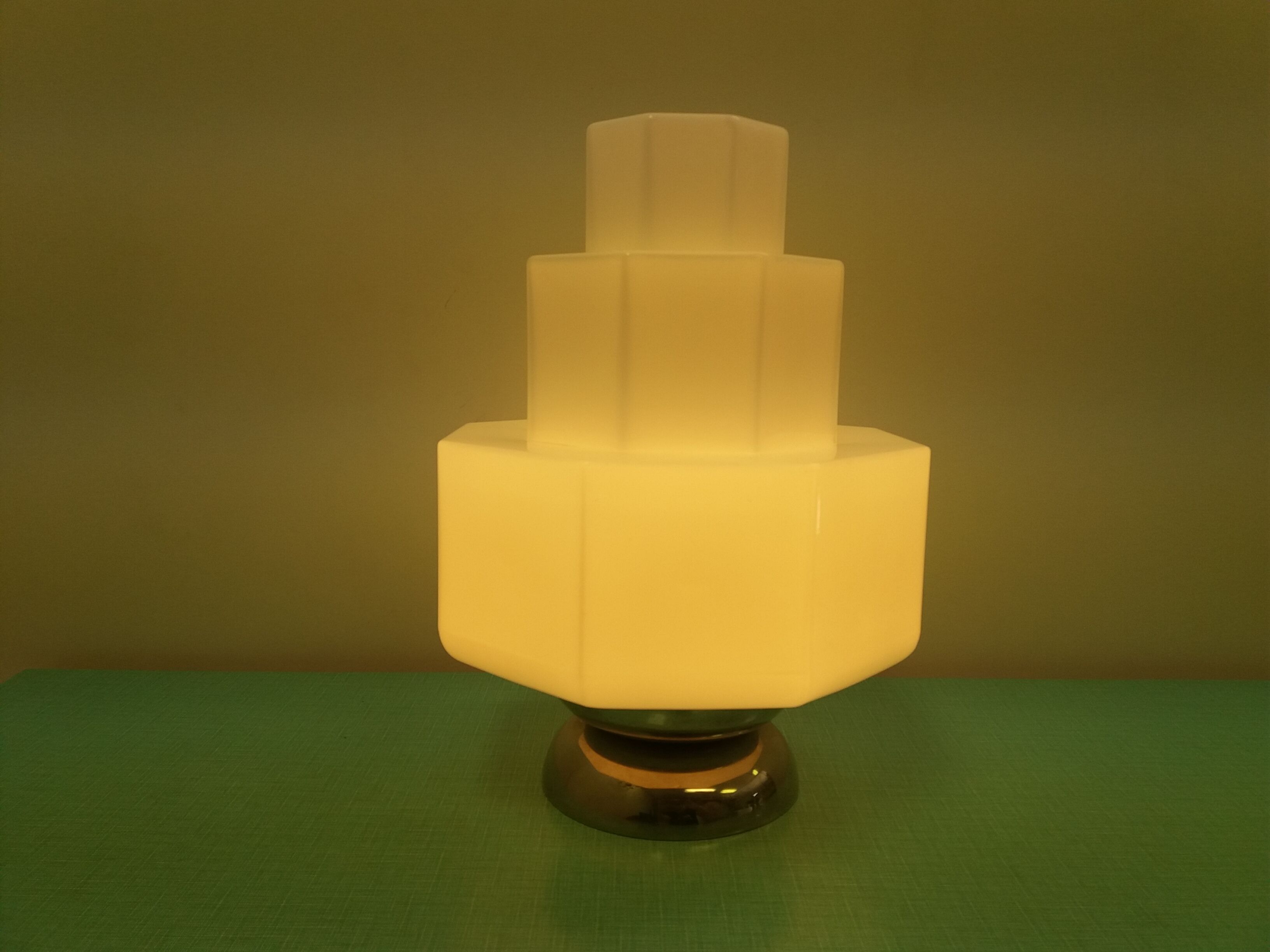 Lampe de table de conception fonctionnalisme années 1940.