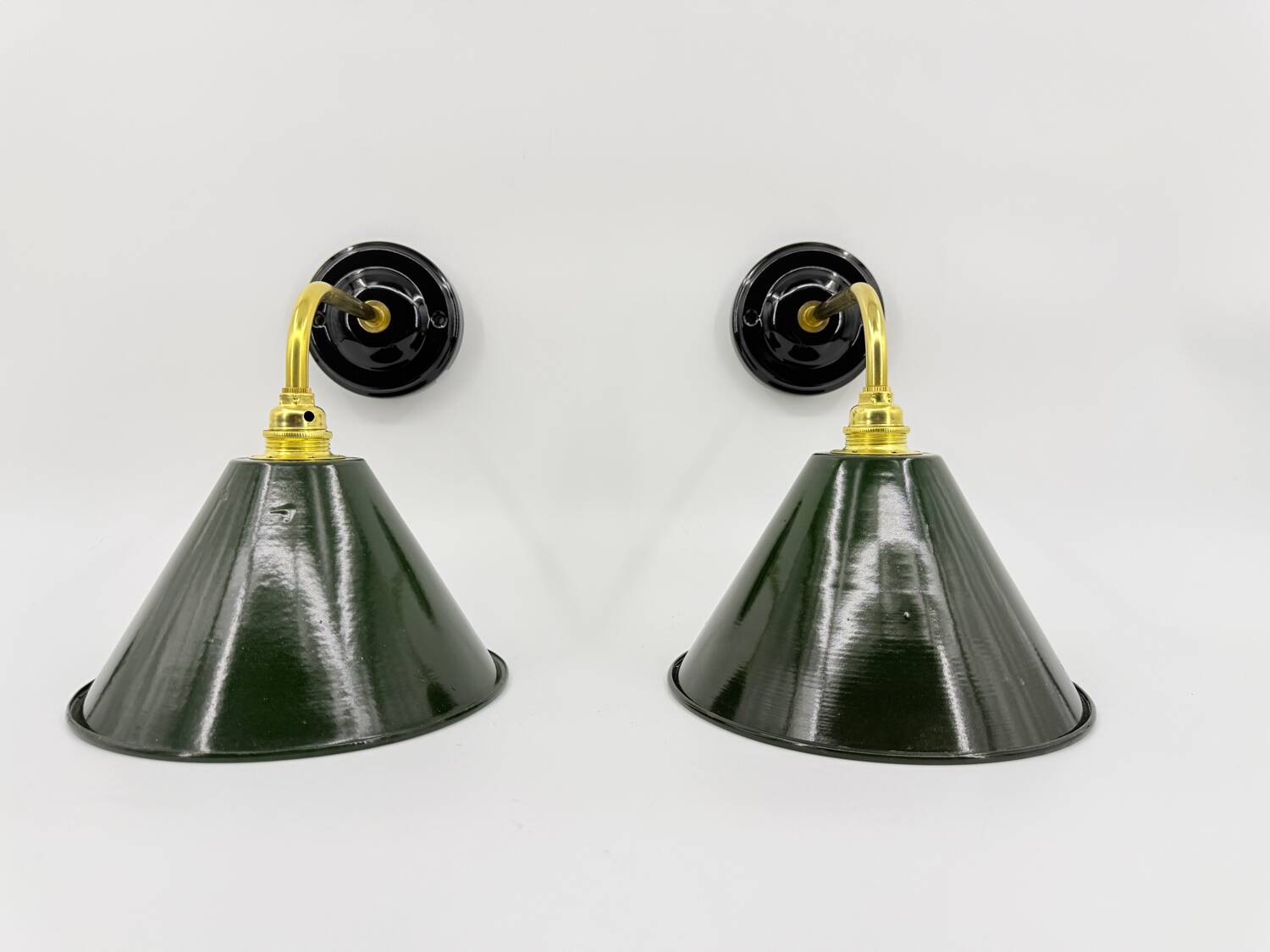 Enamelled sheet metal wall lights