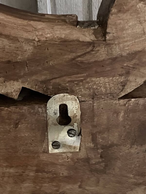 Porte-manteau mural sur fronton en bois sculpté