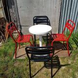 4 chaises tolix T2 en métal rouge et noir et table bistrot blanche vintage