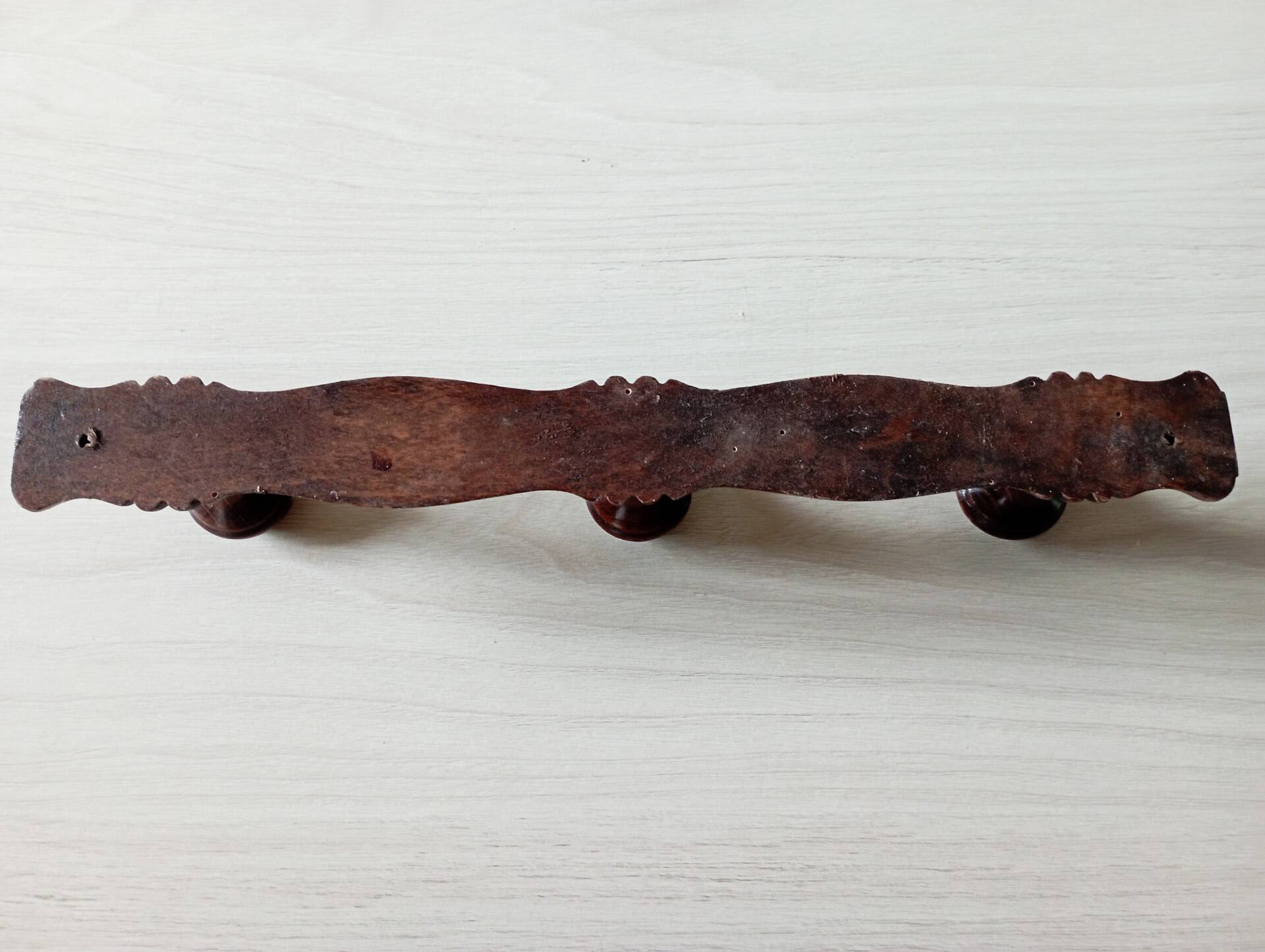 Wall-mounted coat rack with 3 hooks