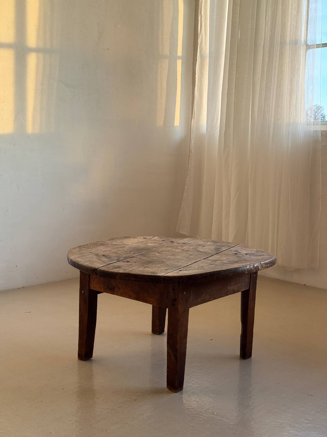 Round coffee table