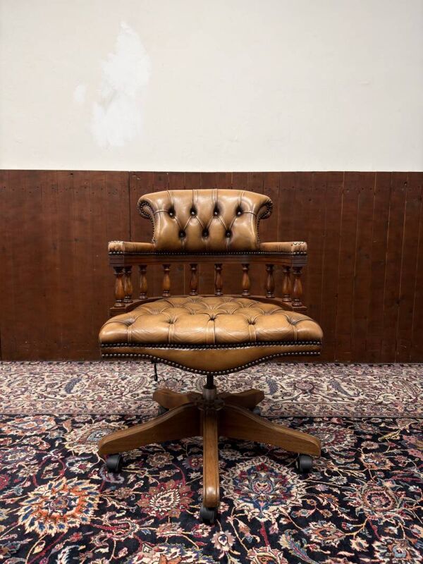 Chaise de bureau Chesterfield en anglais, chaise de capitaine.