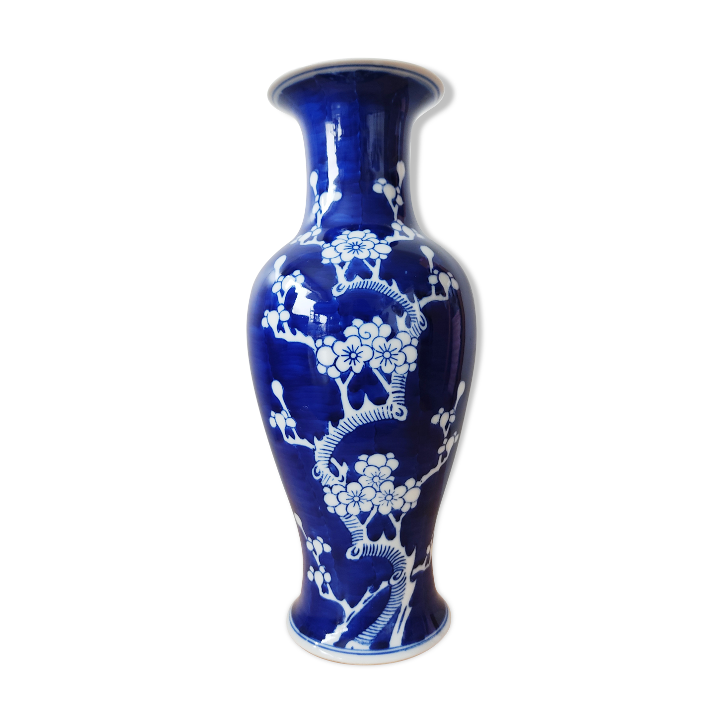 Chinese vase decorating plum blossoms