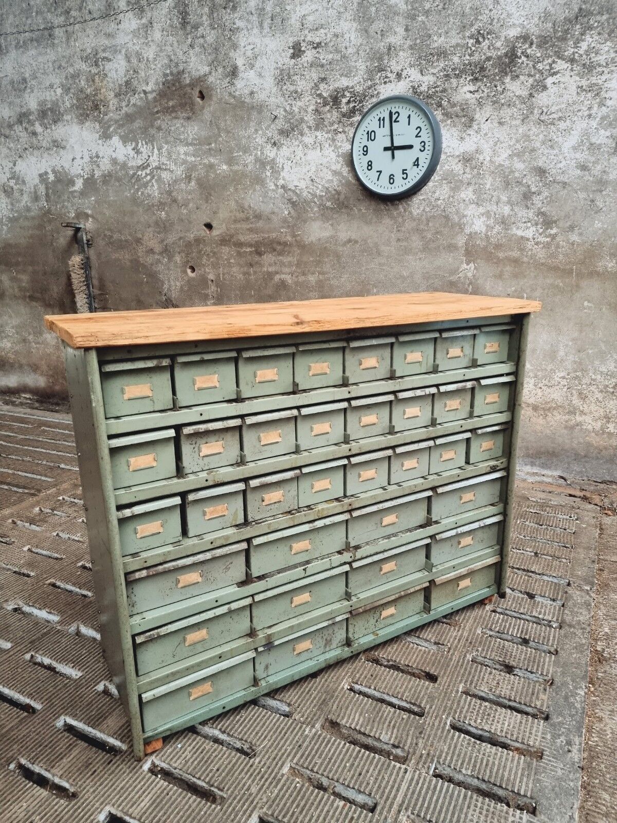 Commode industrielle vert olive