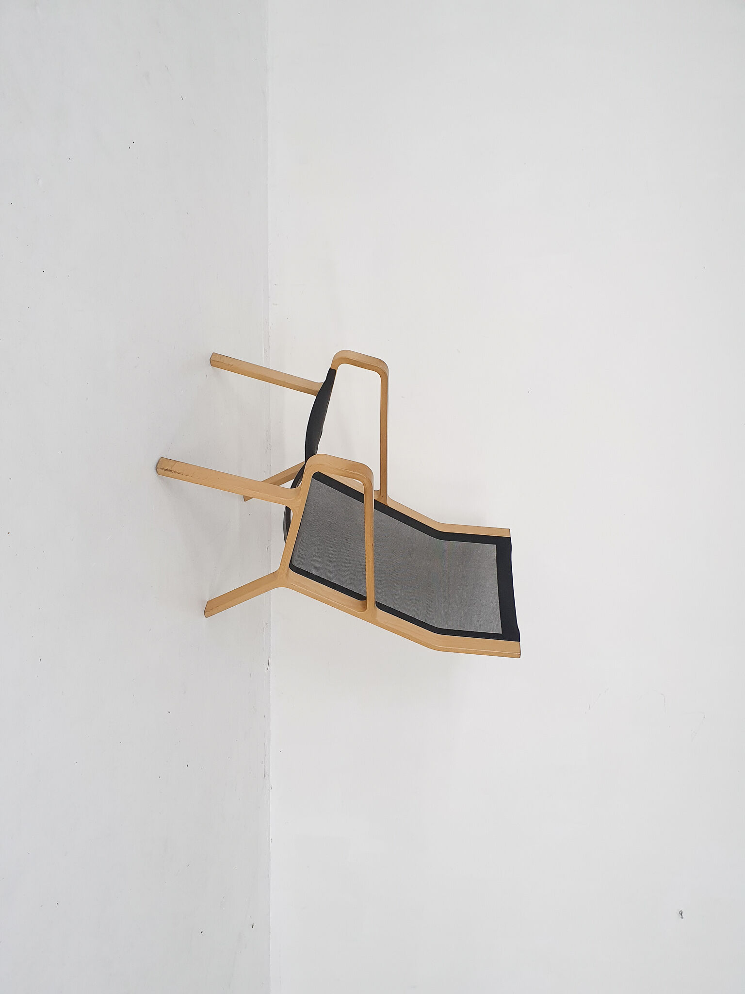 Lamintated beech and gauze design lounge chair