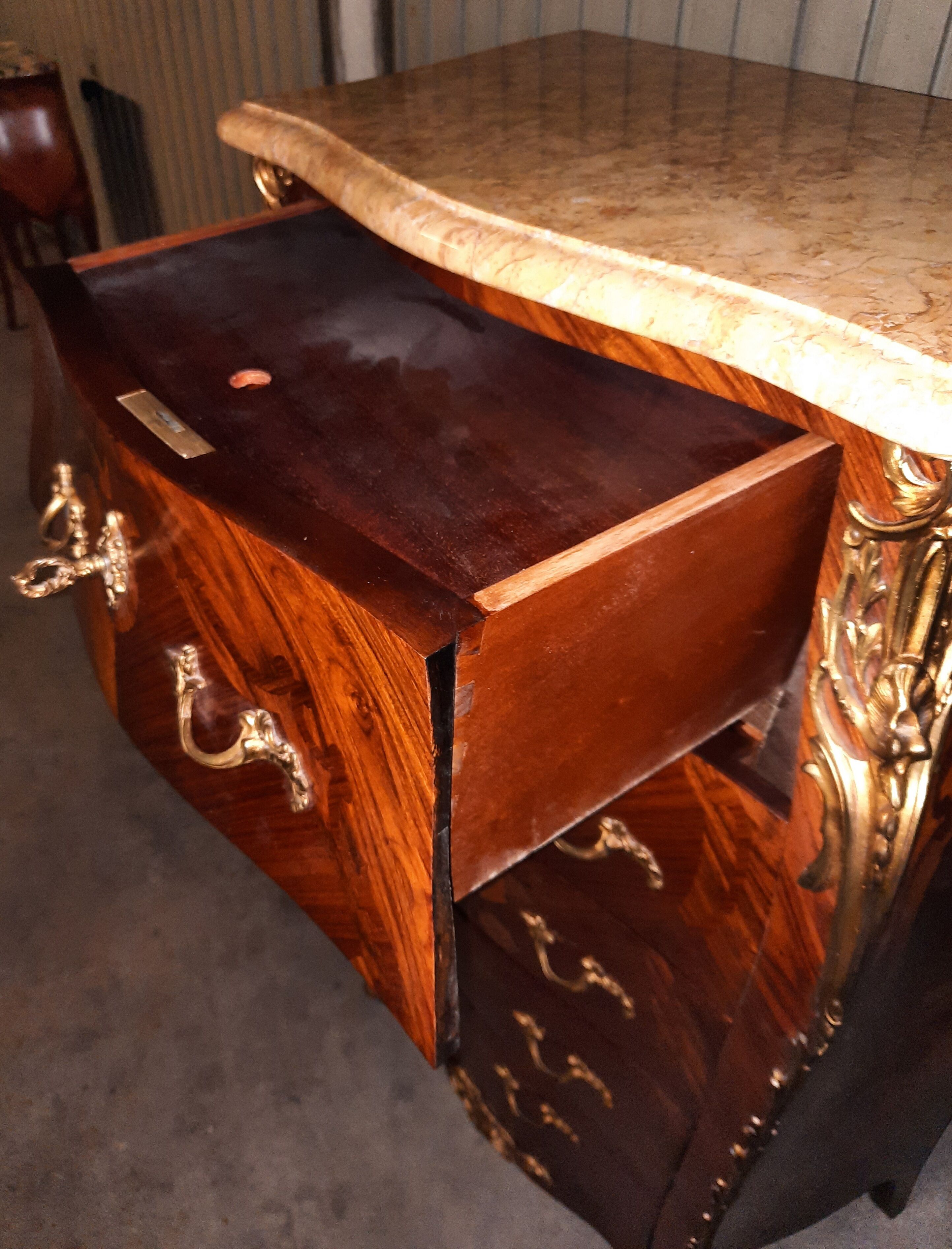 Chiffonnier en marqueterie fleurie de style Louis XV