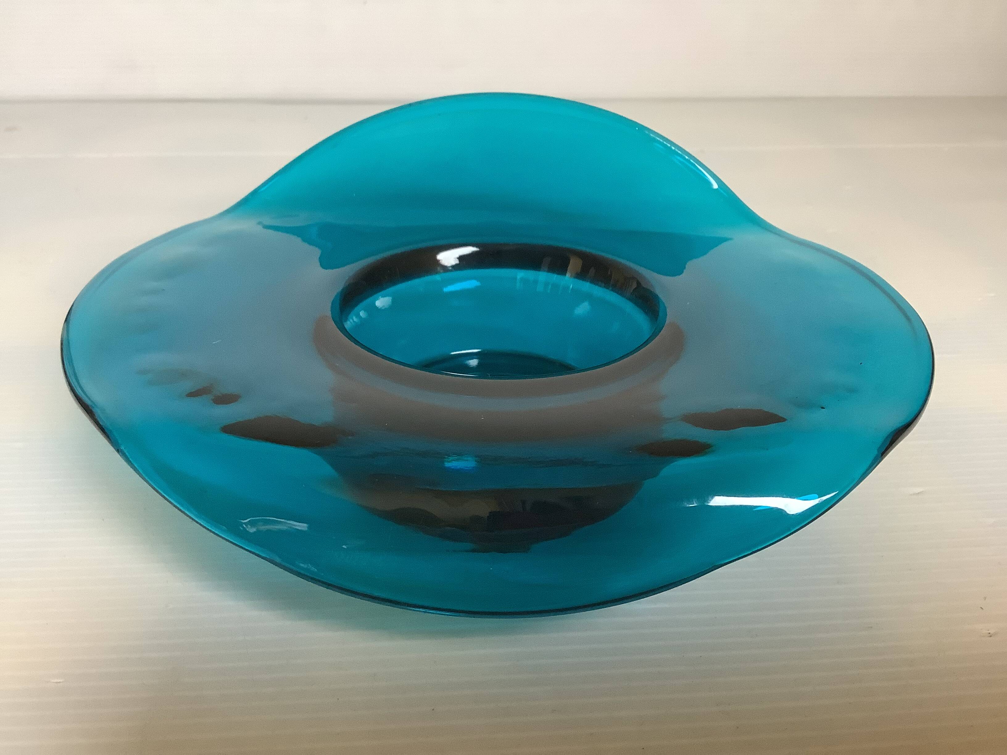 Bougeoir tordu en verre bleu