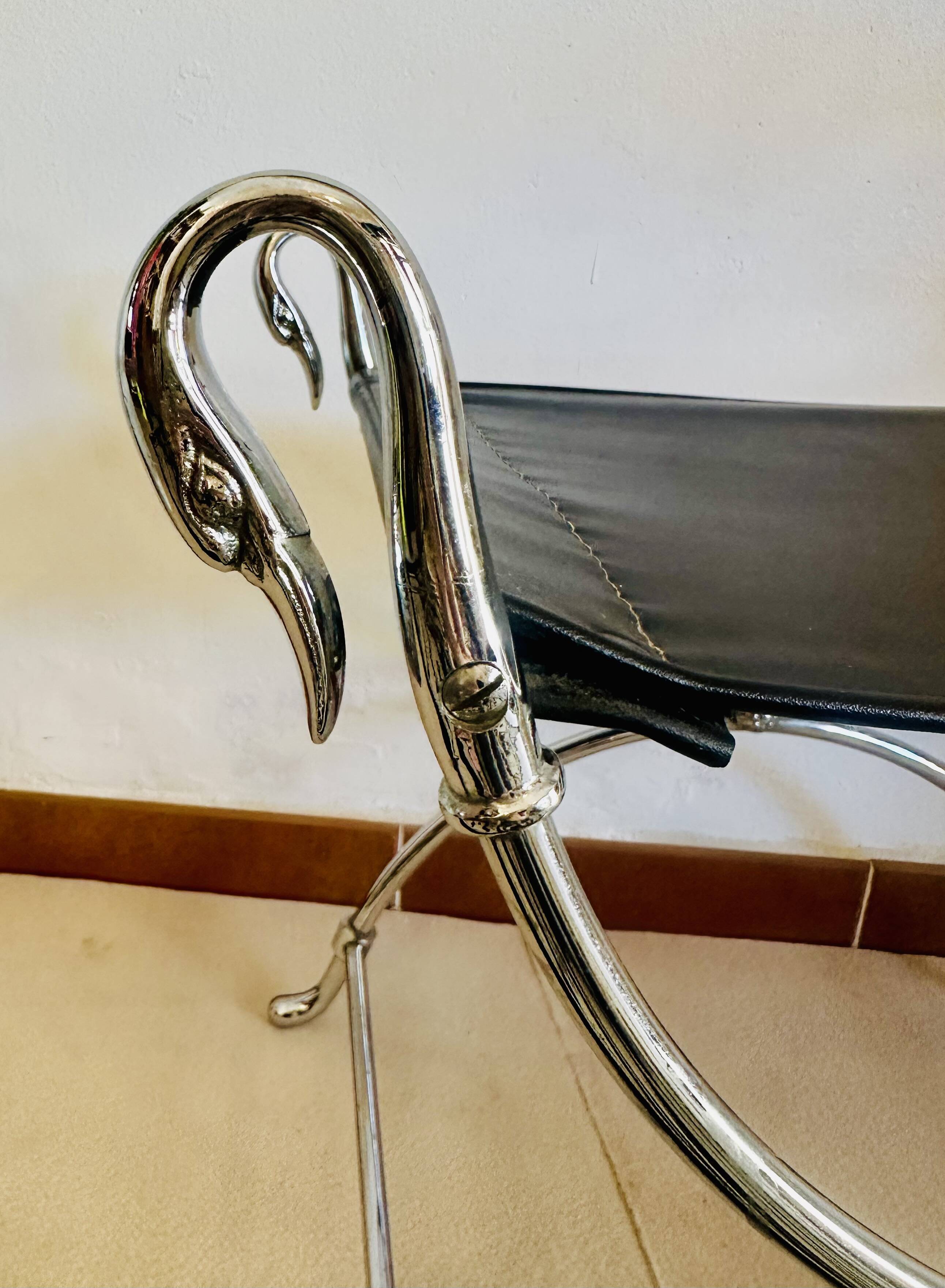 Tabouret Curule Style Maison Jansen en Acier Chromé et Cuir Noir