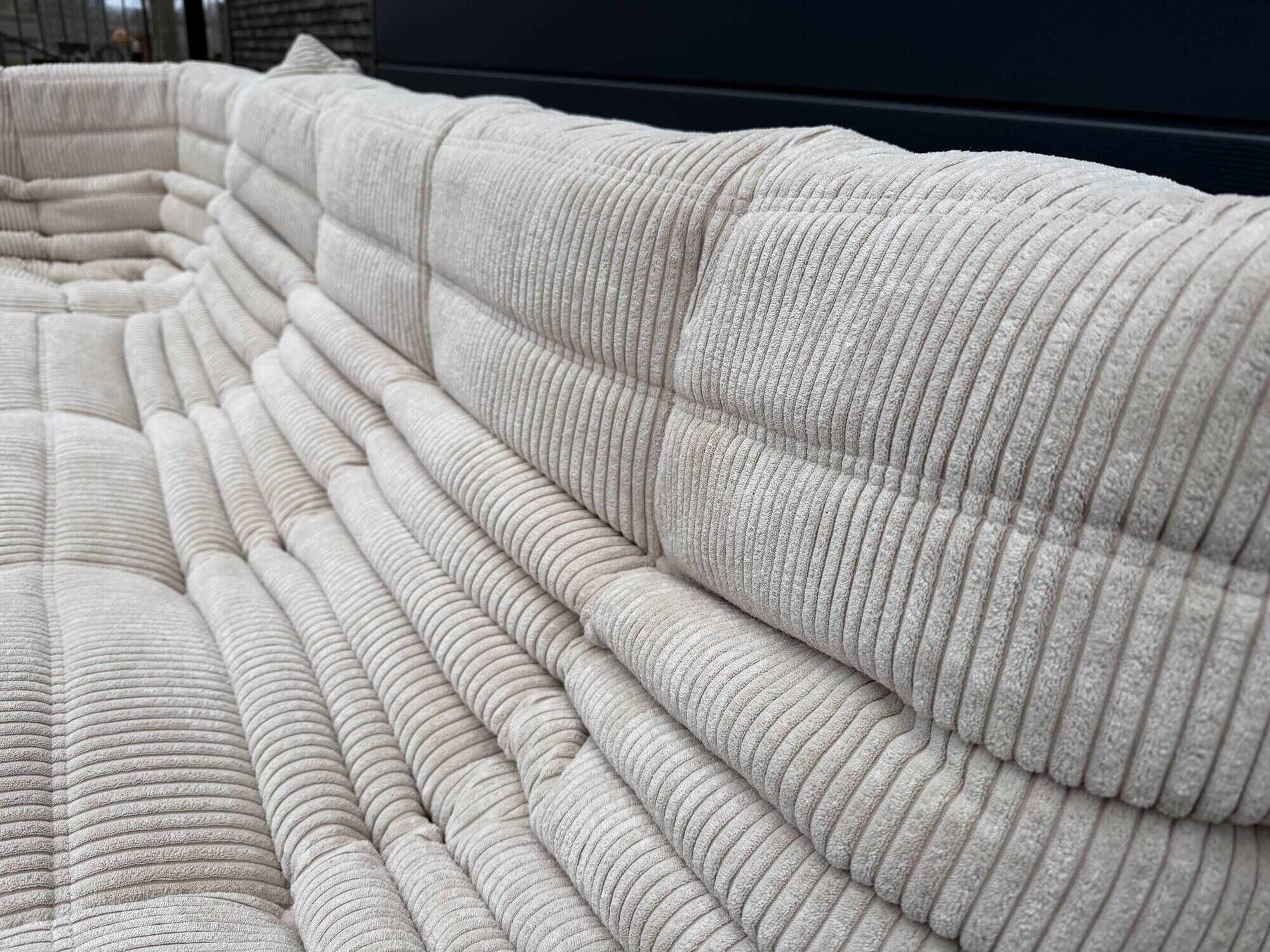 Original ligne roset togo set 3z, 2z + corner beige corduroy in new condition!!