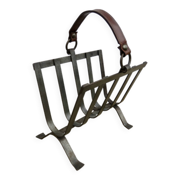 Magazine rack in raw steel and leather, in the style of Jacques Adnet.
