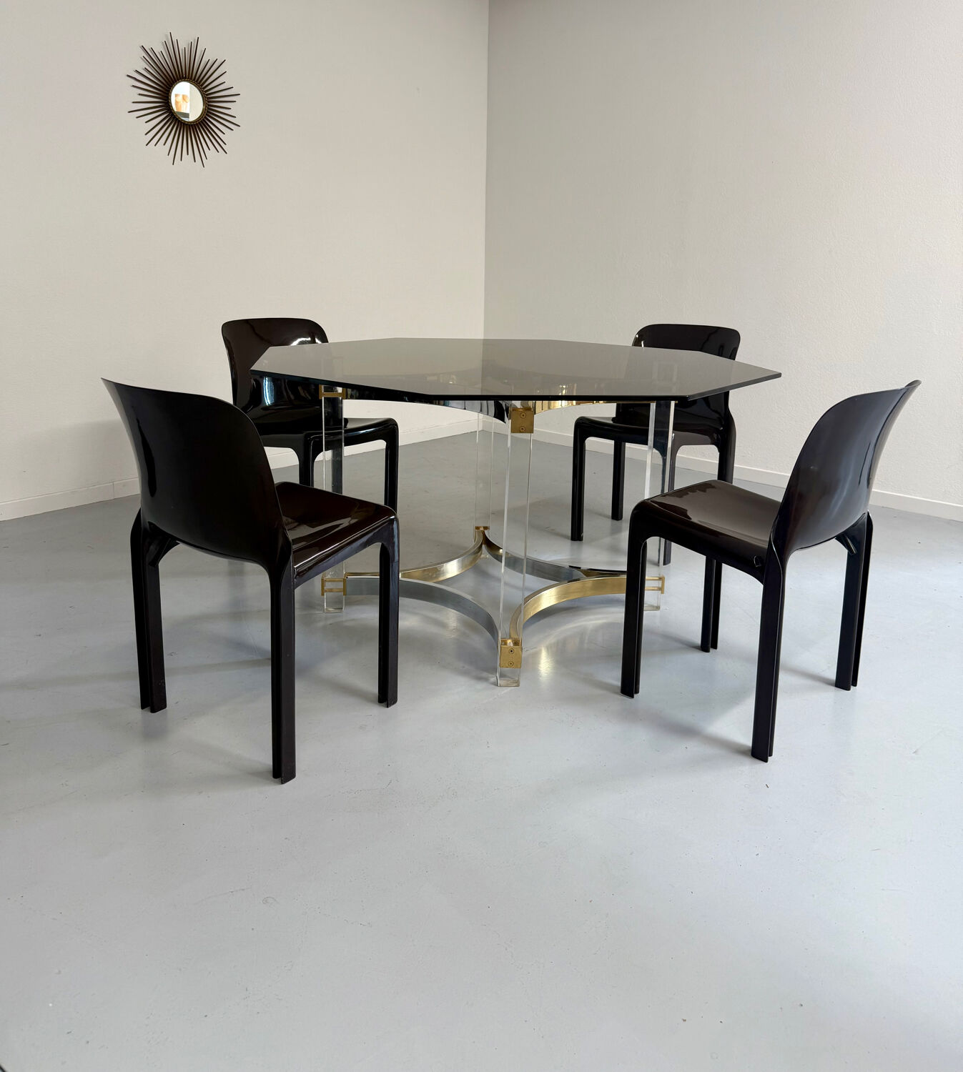 Antique Italian design dining table by Alessandro Albrizzi from the 70s