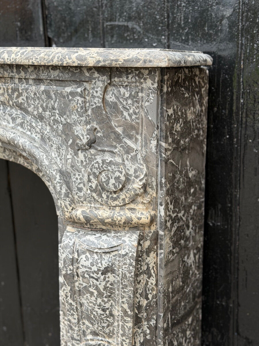 Cheminée Régence en marbre gris, Sainte-Anne, XVIIIe siècle