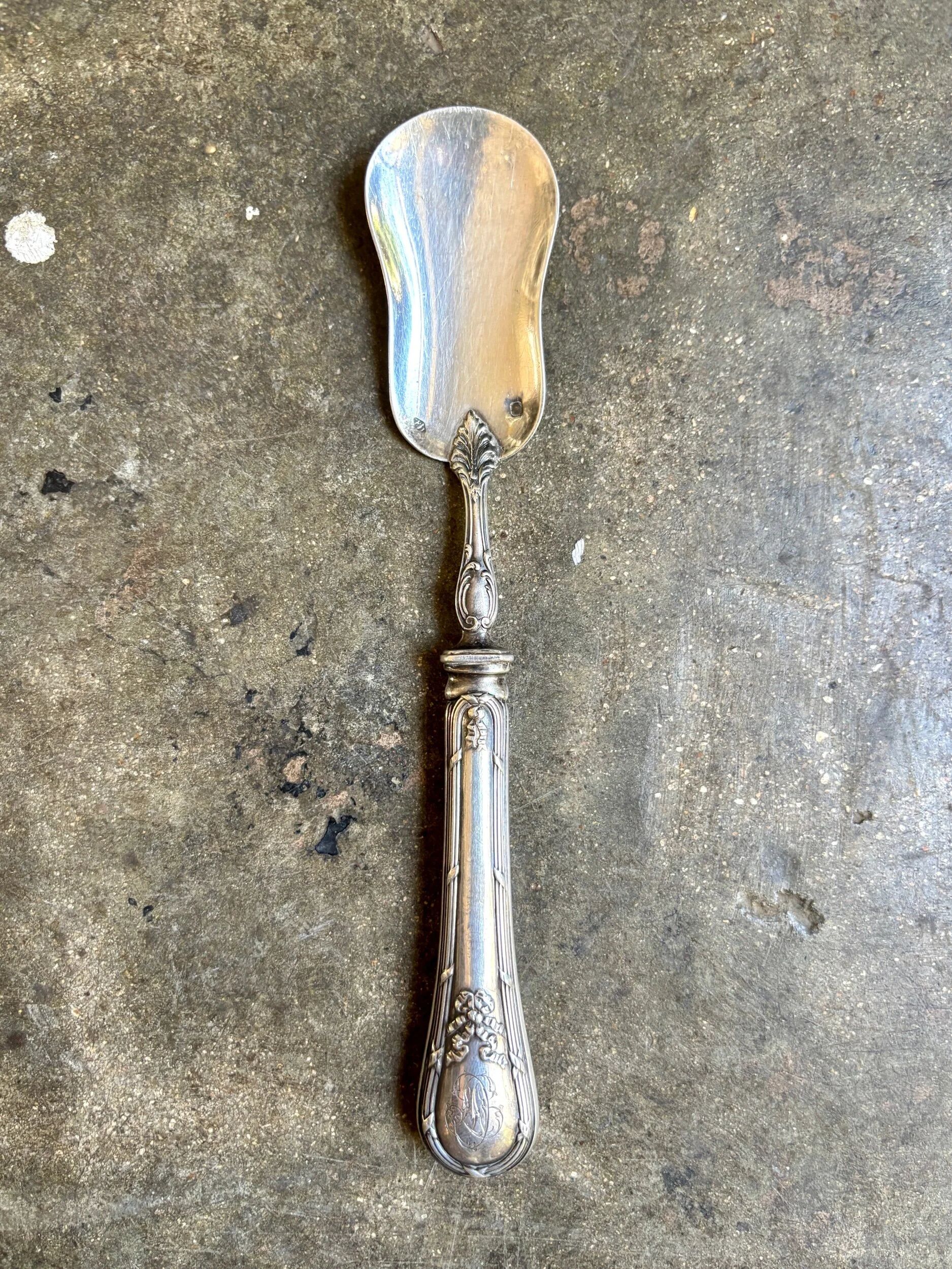 Pelle à mignardise Perrin, couvert de service en argent chiffré "DL"