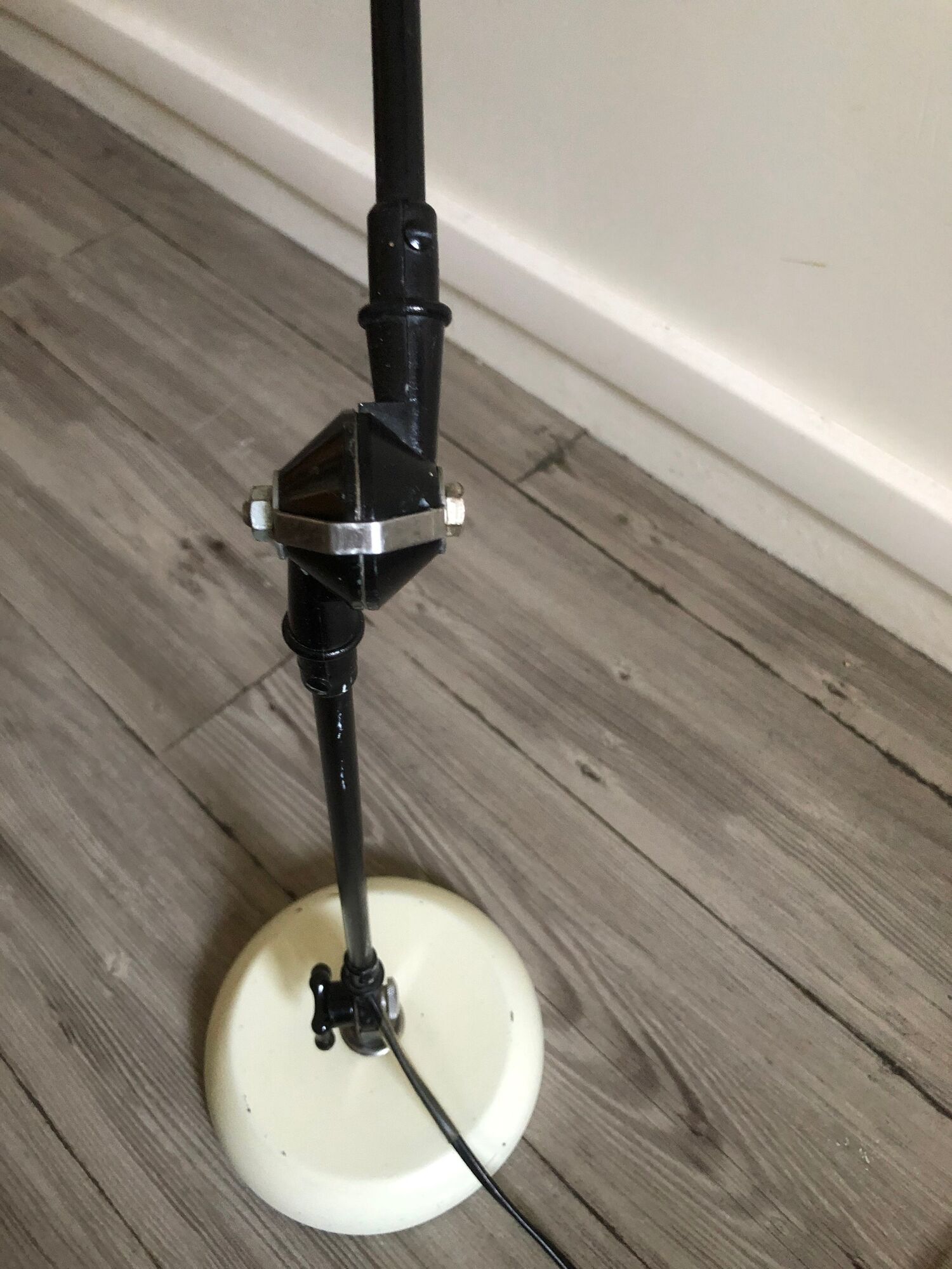 Desk lamp has two articulated metal arms