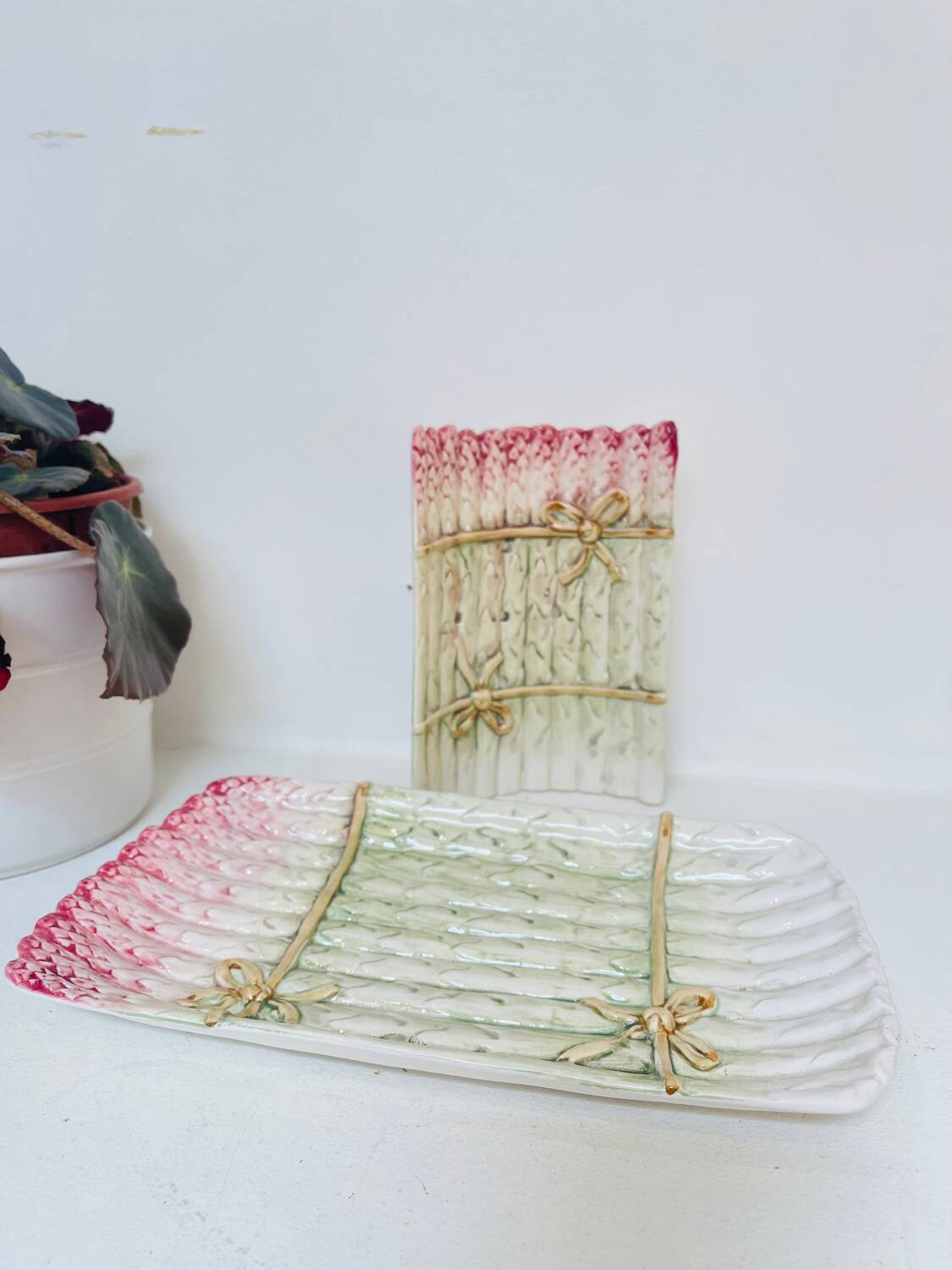 Asparagus serving platter in slipware, 1970