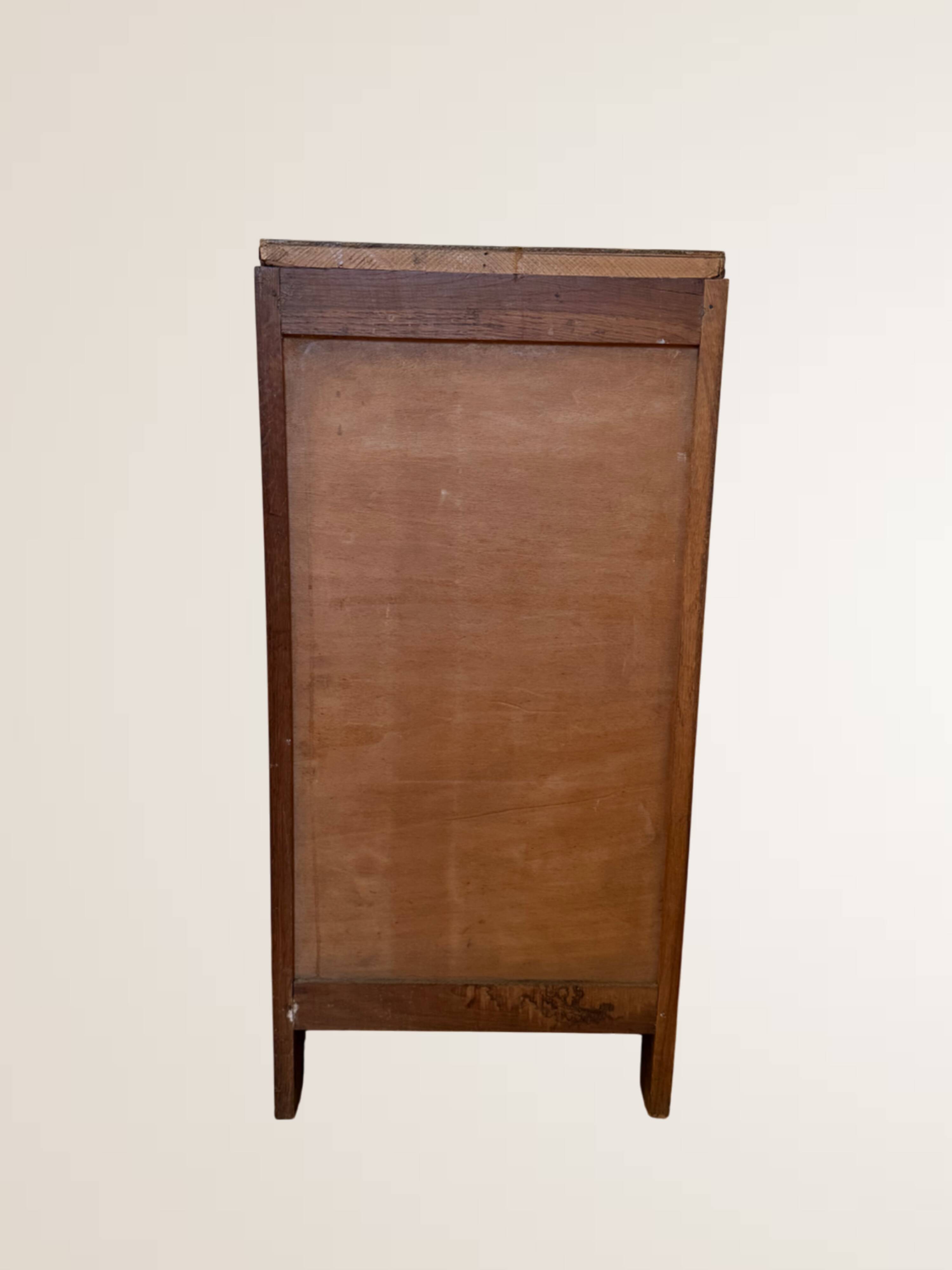 Meuble à rideau bas en bois clair