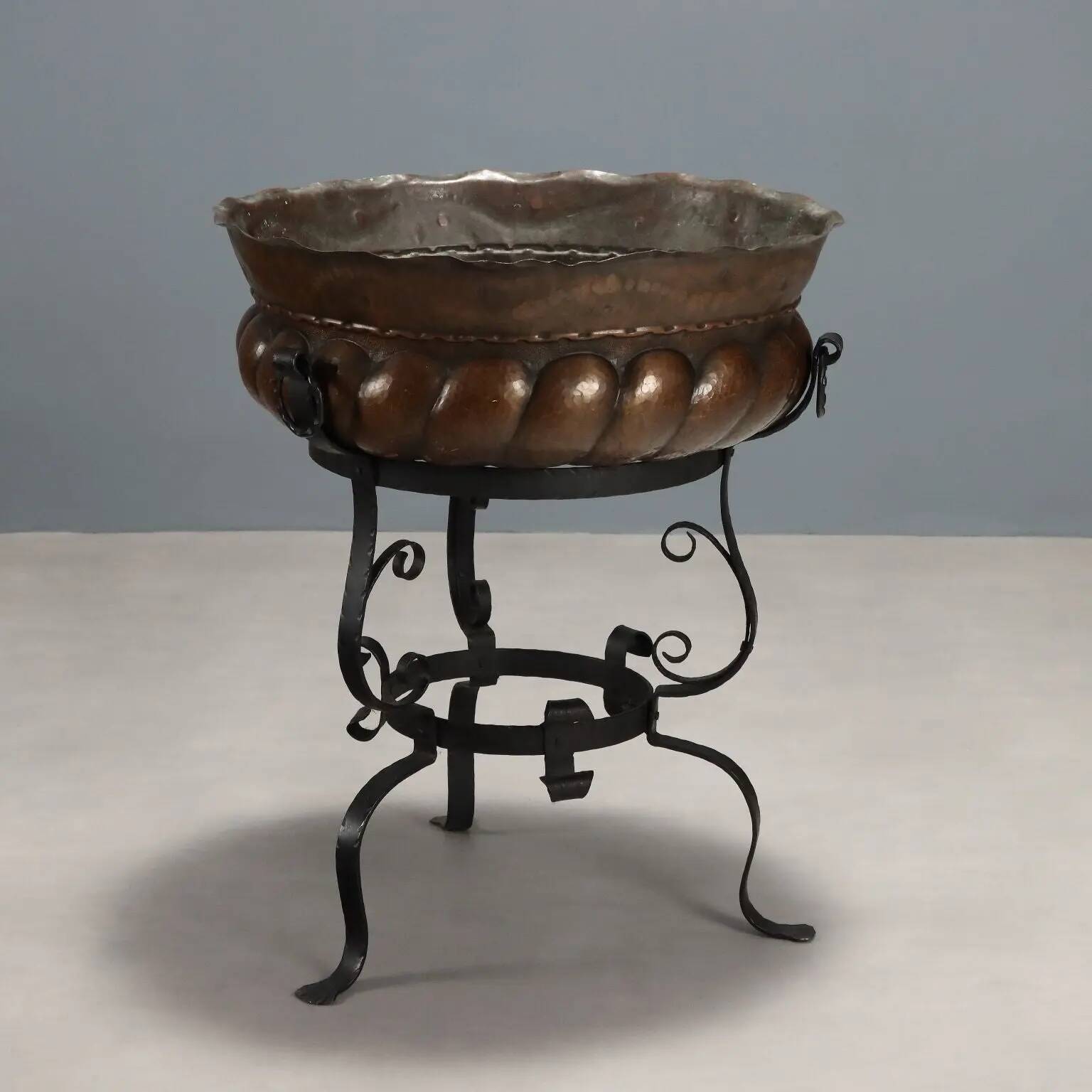 Jardinière tripode ancienne en fer forgé et cuivre, Italie, XXe siècle