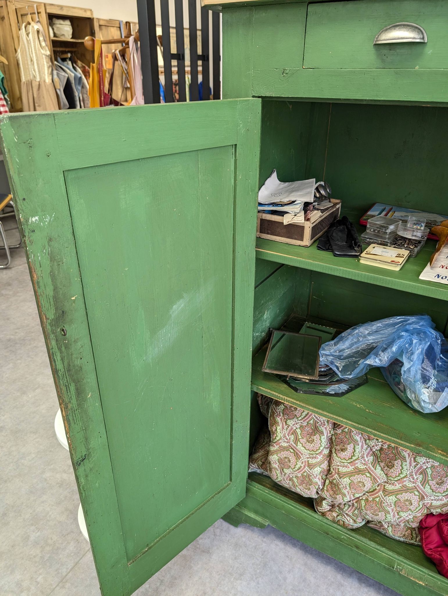 Buffet, confiturier en bois vert
