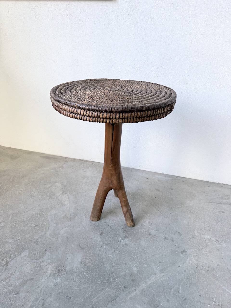 Sellette tripode art populaire en paille tressée, 1950
