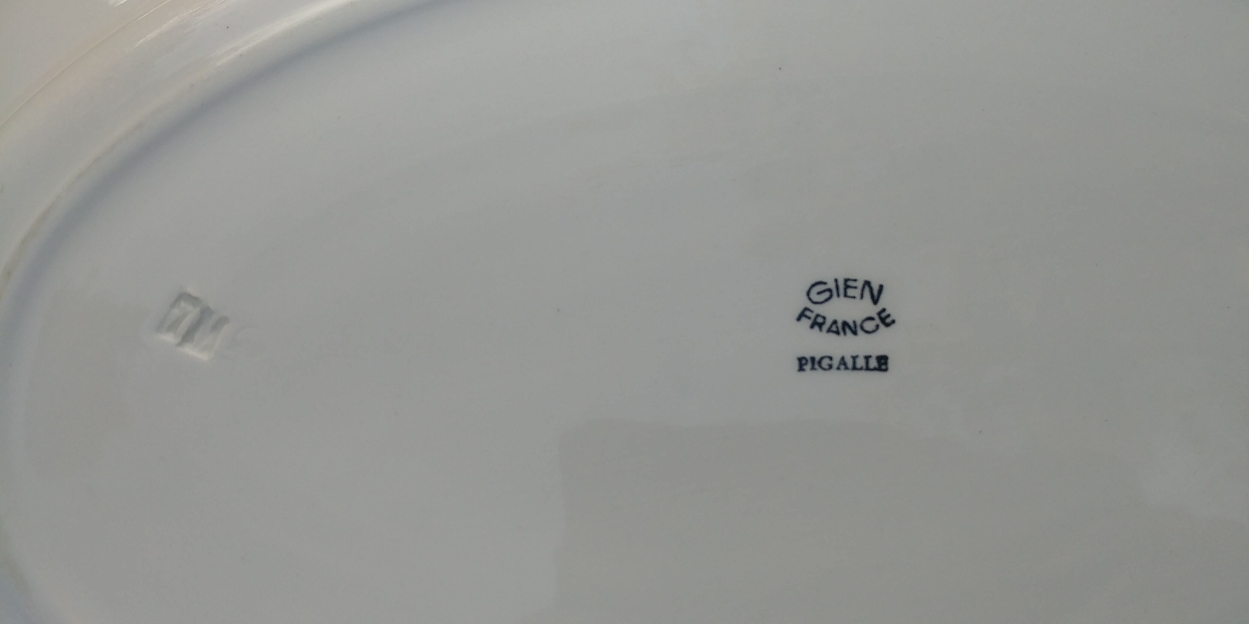 Oval serving dish of the faience factory of Gien model Old Pigalle