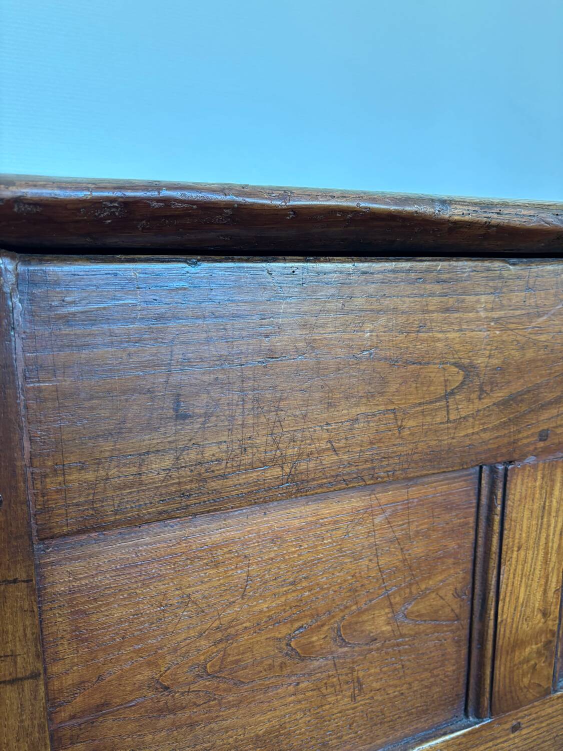 Grand coffre ancien en chêne massif – XIXe – belle patine d’origine