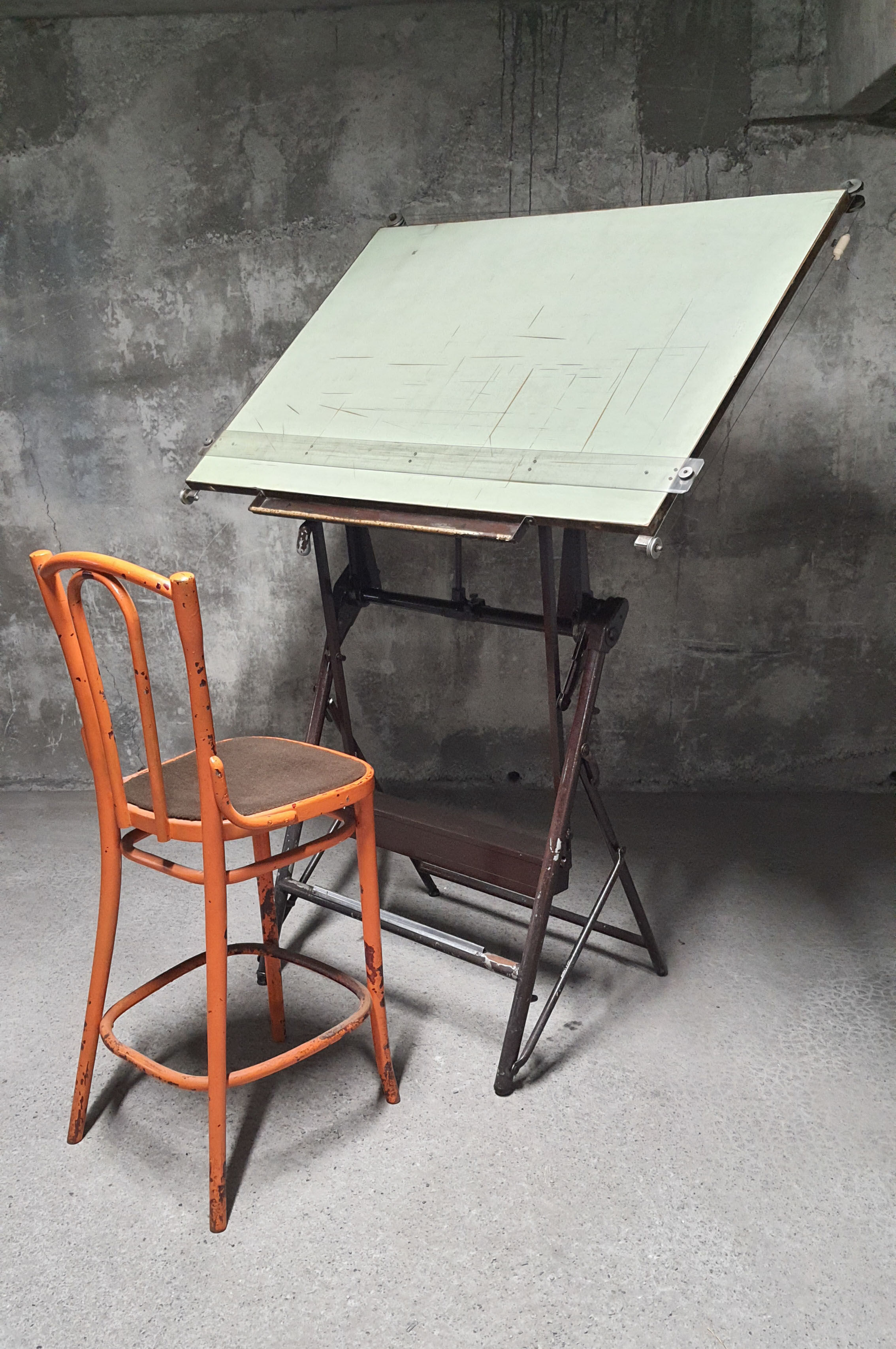 Table à dessin architecte Sautereau Paris 1950 fonte avec chaise Thonet