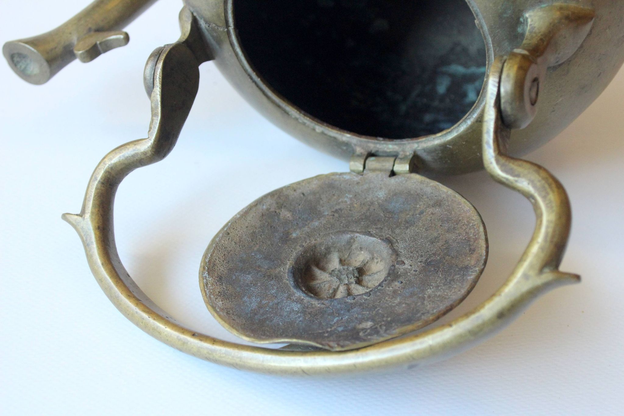 Théière vintage en bronze