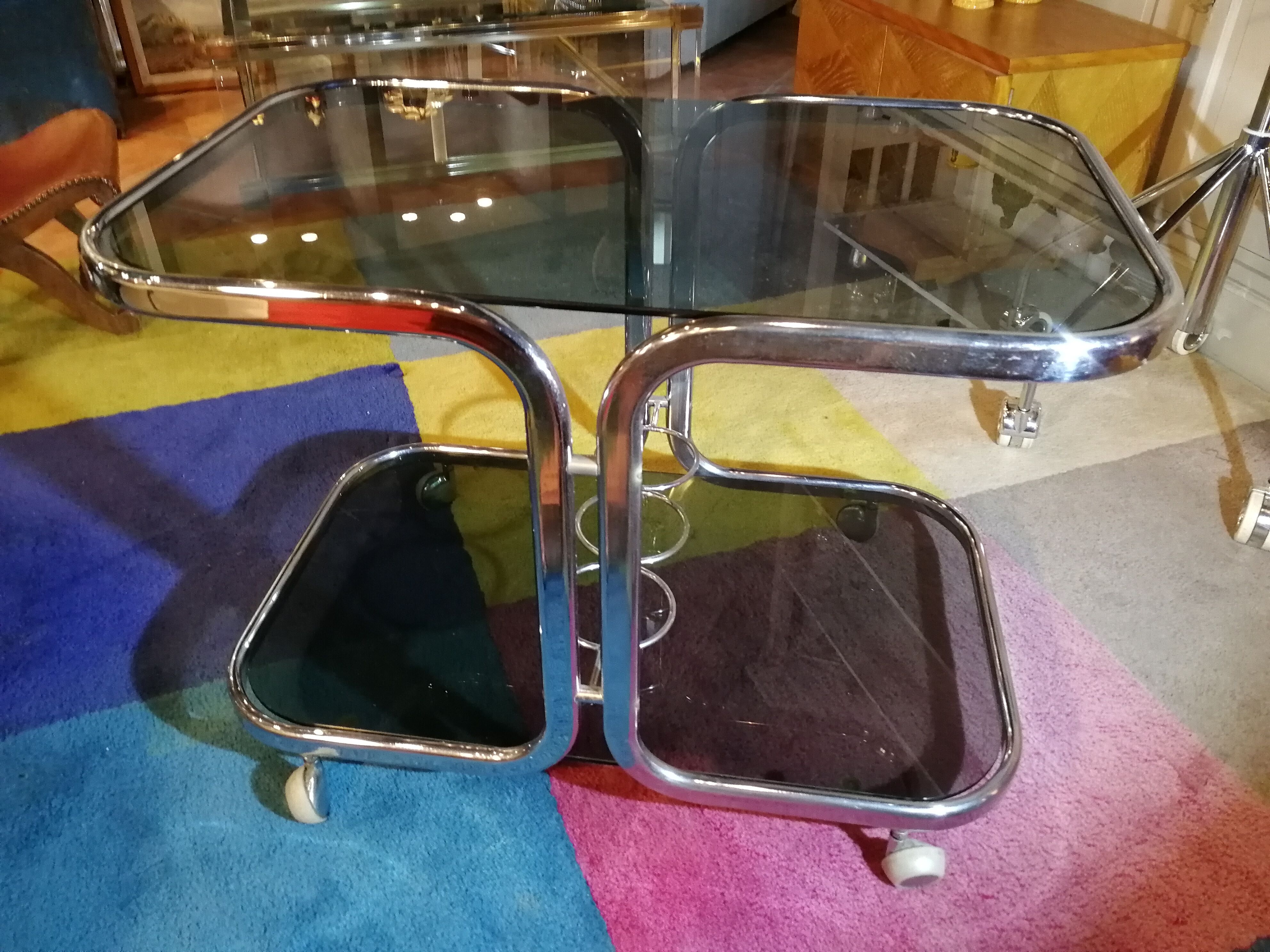 Table basse desserte chromé et verre fumé avec support à bouteille