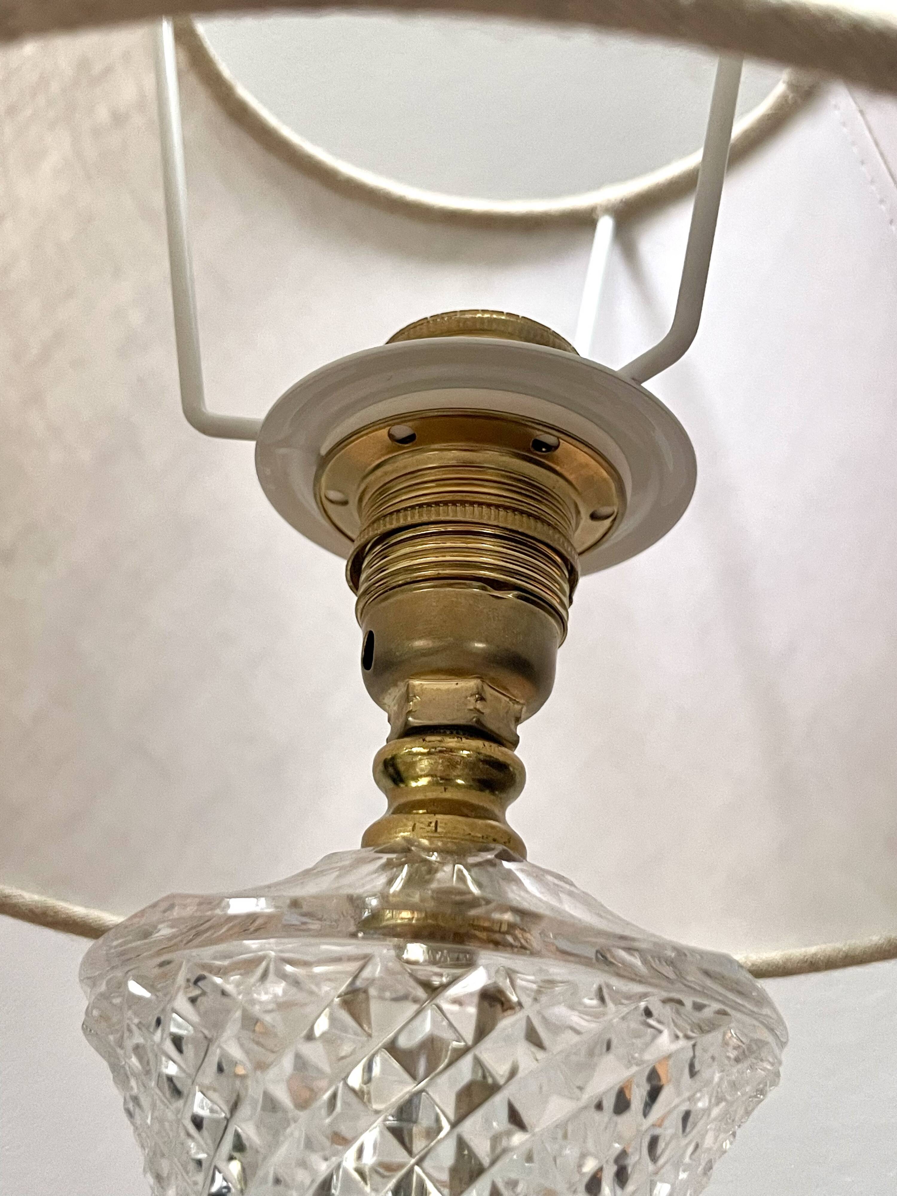 Lampe de table en verre taillé et laiton, circa 1950