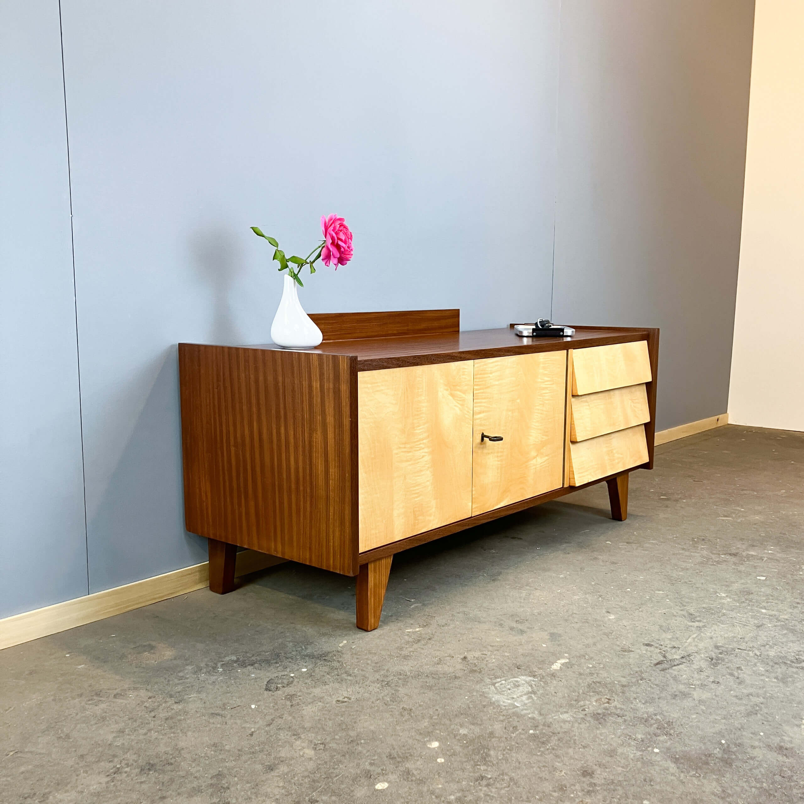 Lowboard, petit meuble de hall avec tiroirs, érable rayé, années 1960