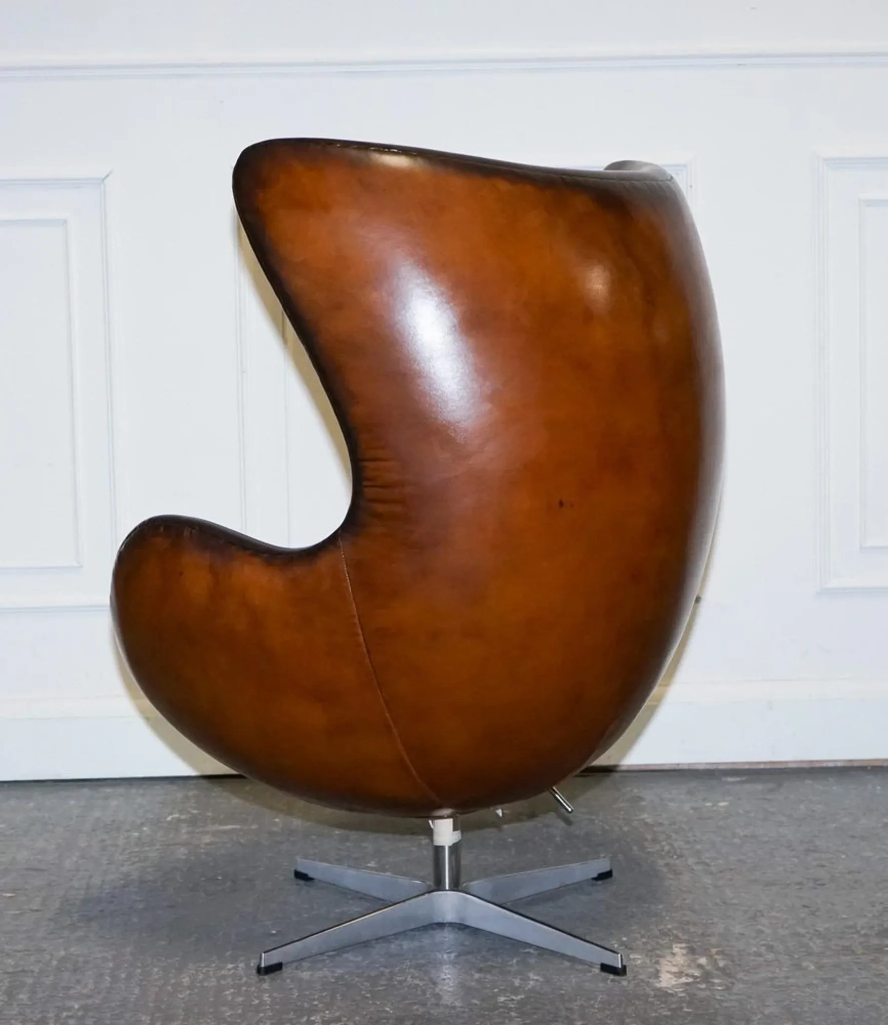 Chaise Egg Vintage Teintée à la Main en Brun Whisky