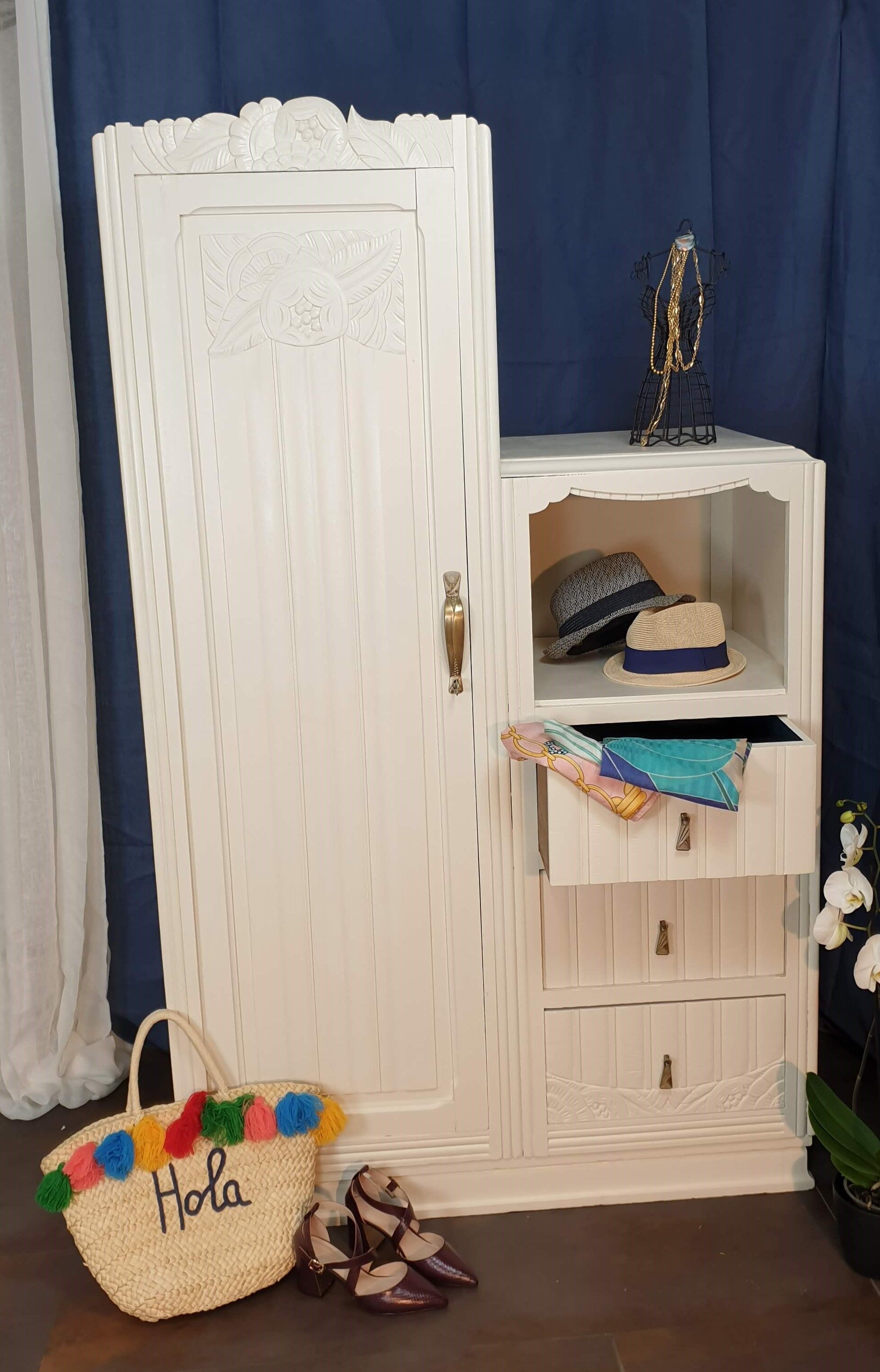 Asymmetrical cabinet