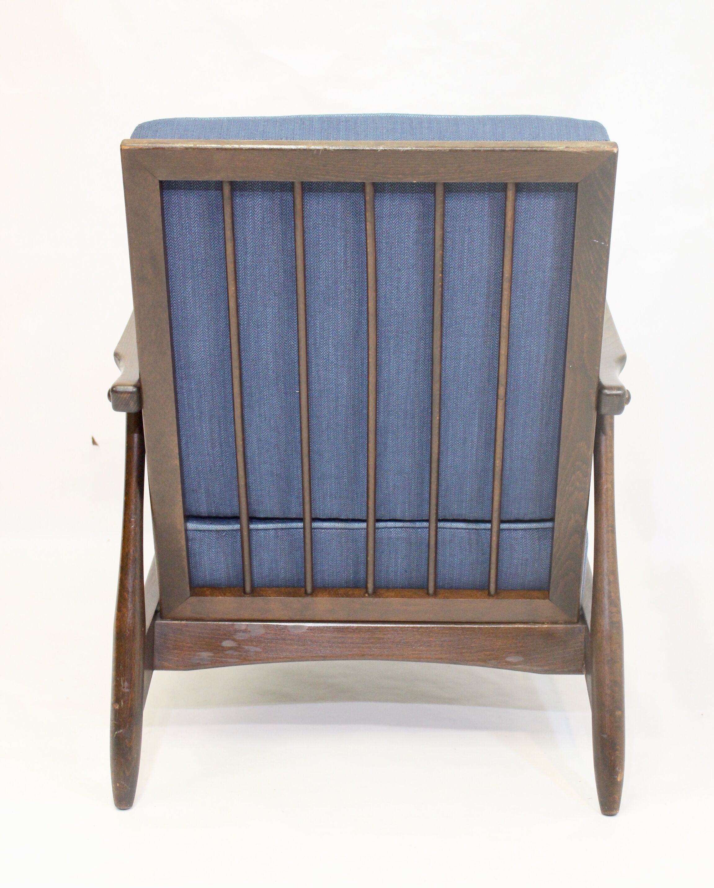 Fauteuil scandinave 1960 tissu bleu foncé effet chevron retapissé