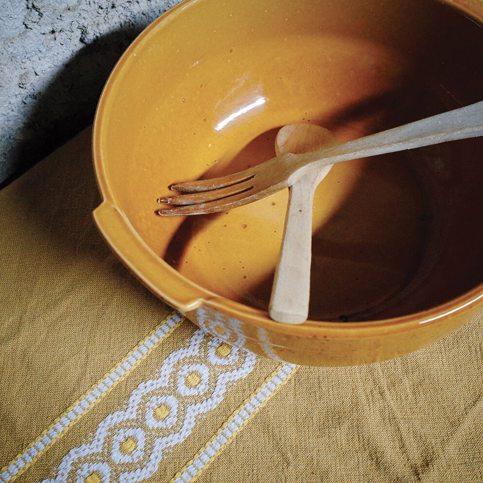 Salad bowl in glazed ochre sandstone