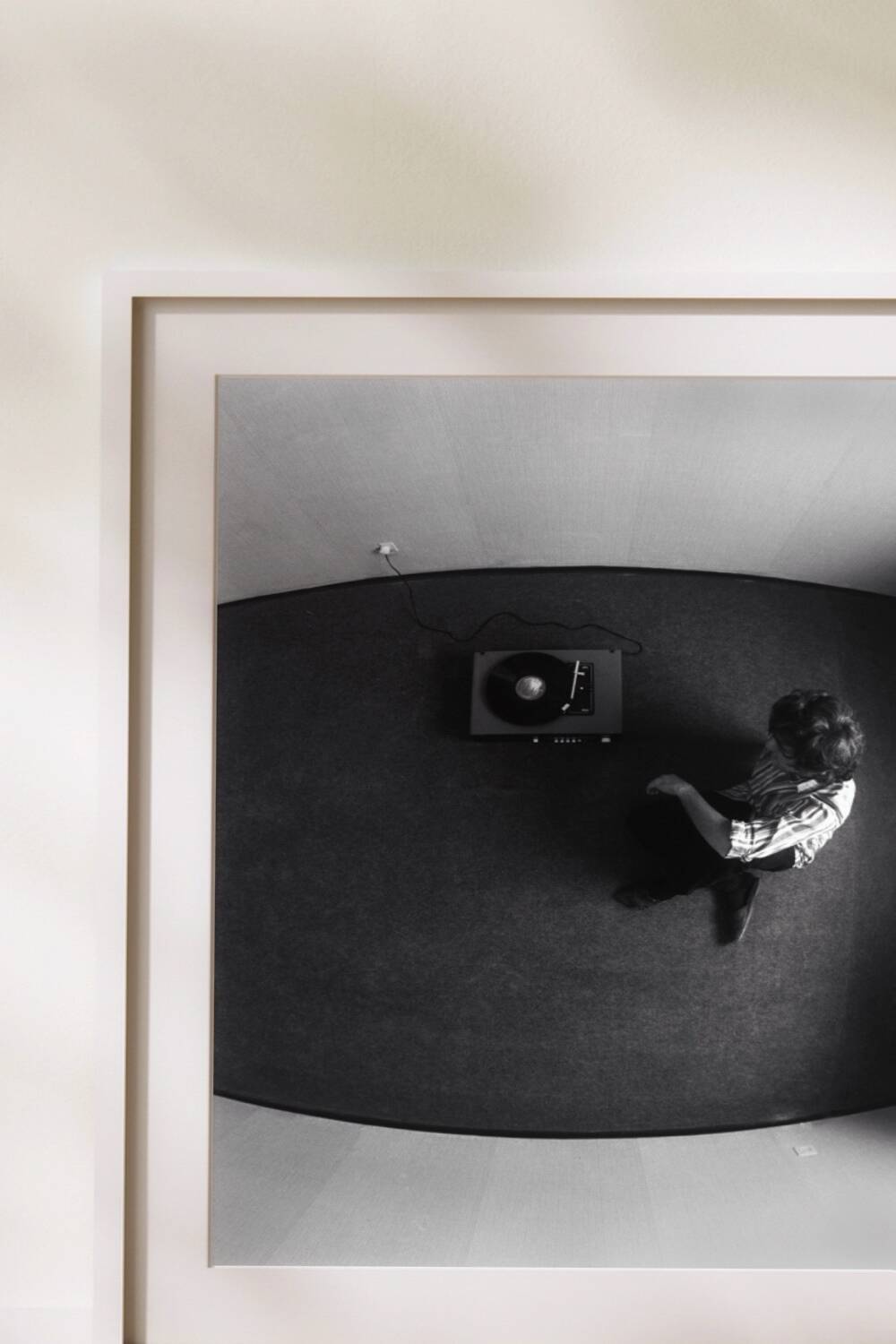 Photo aérienne d'un homme avec un tourne-disque, 1976