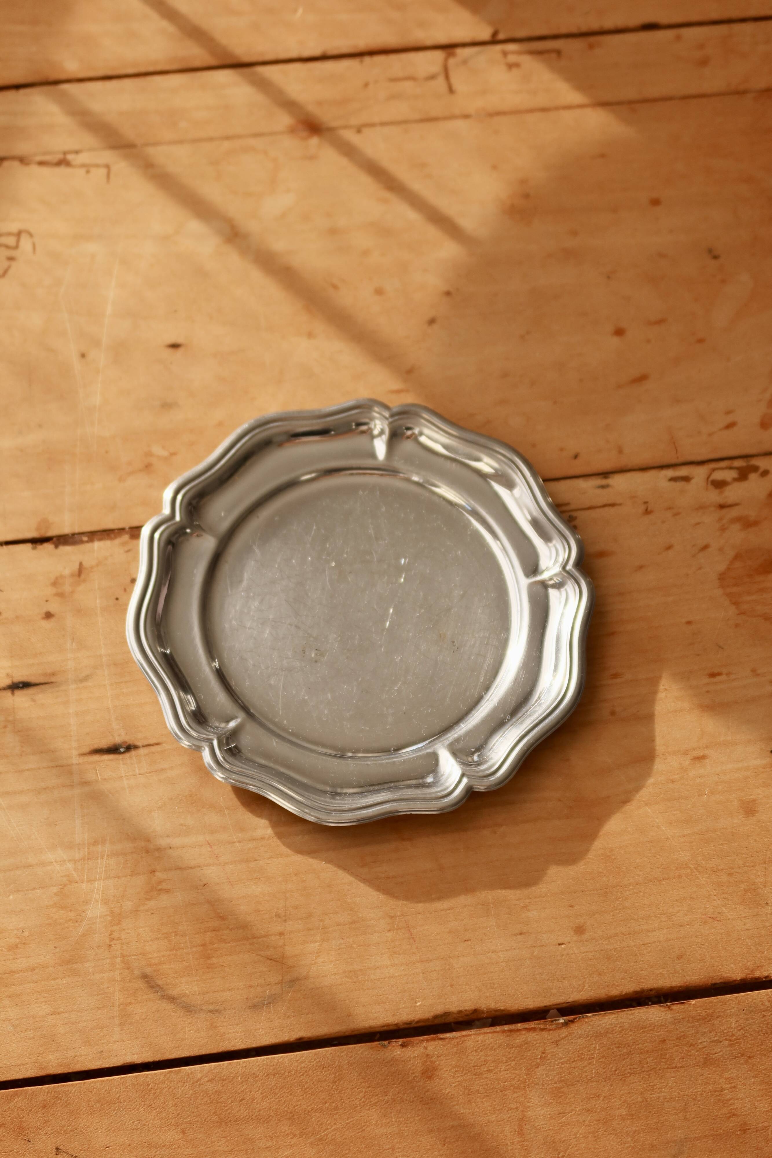 Small round vintage shiny metal dish - Scalloped