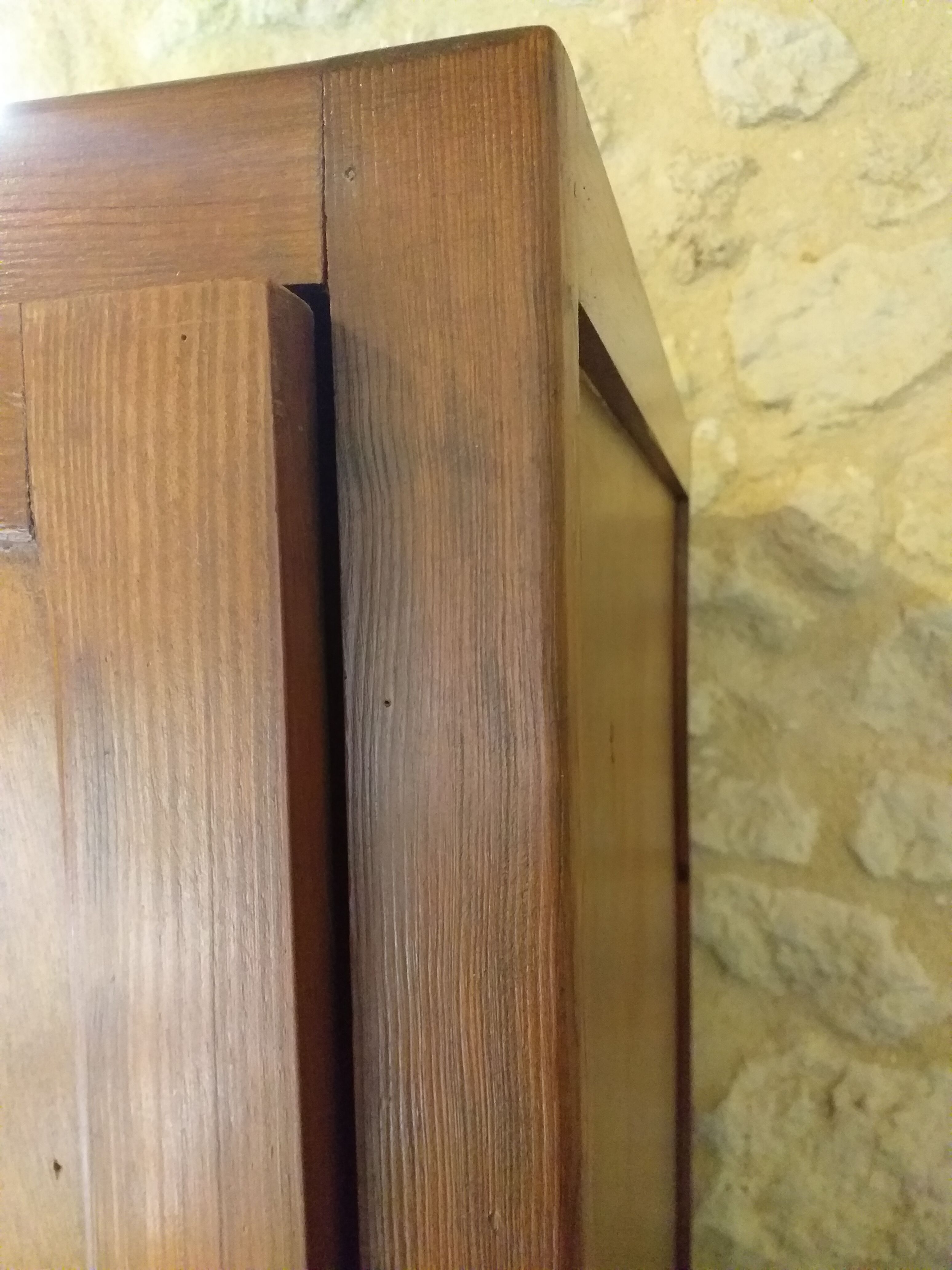 Asymmetrical cabinet