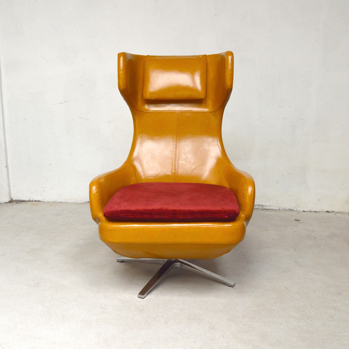 Swivel and ottoman hull chair