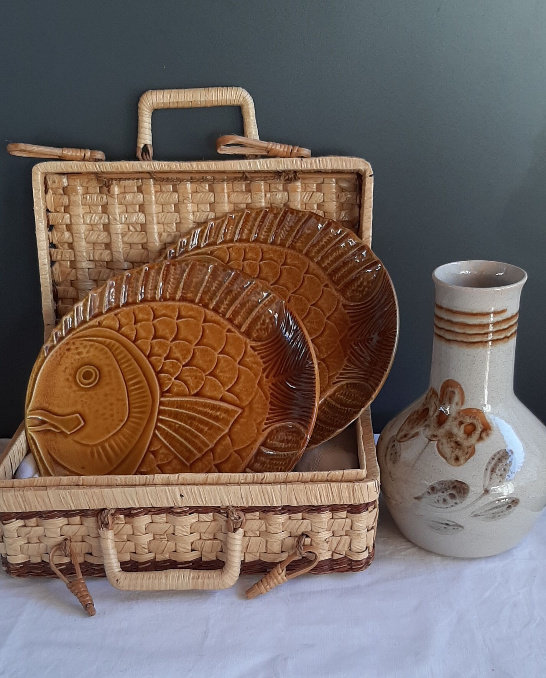 Lot de 2 assiettes en barbotine