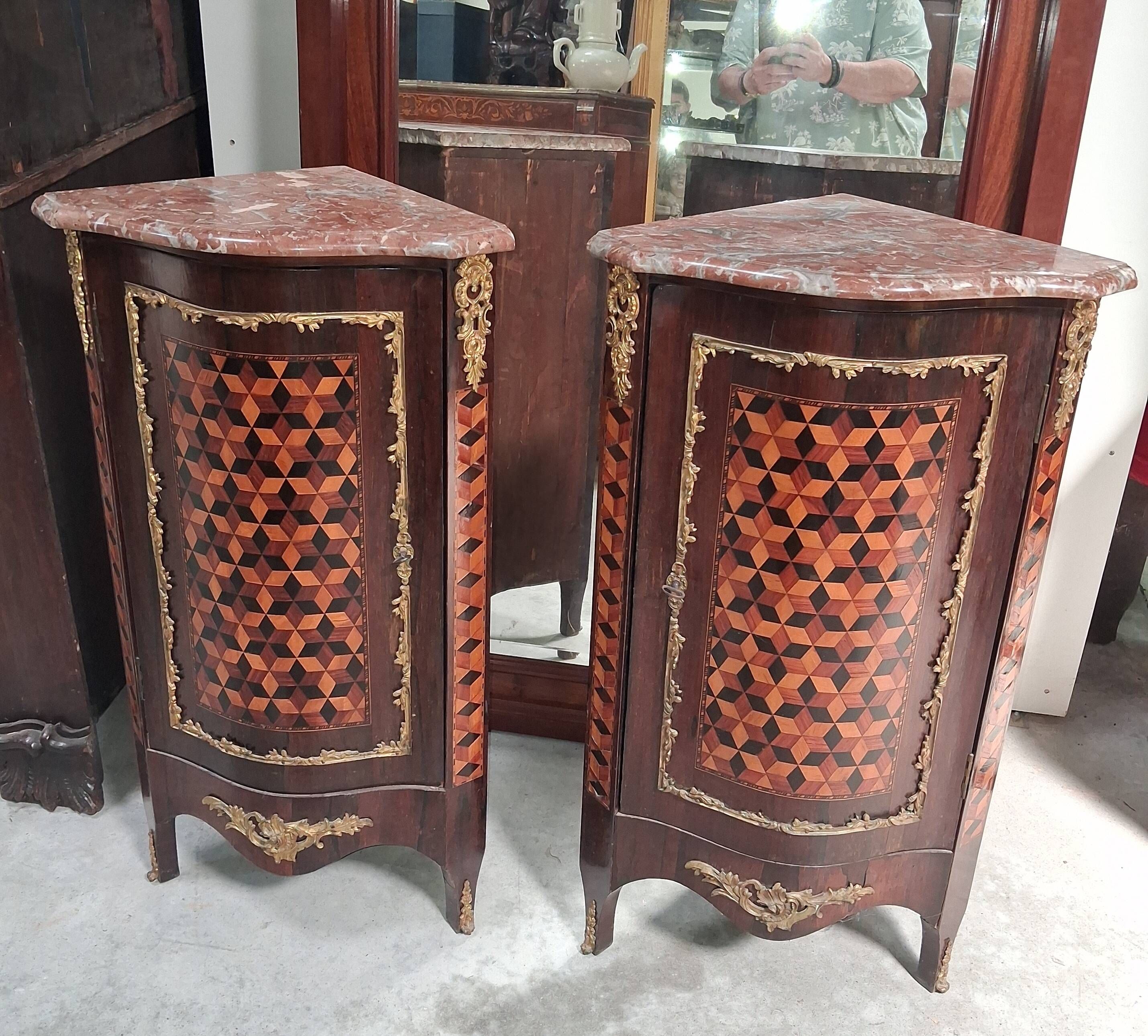 Paire d'encoignures galbées d'époque Louis XV en marqueterie et bronzes dorés