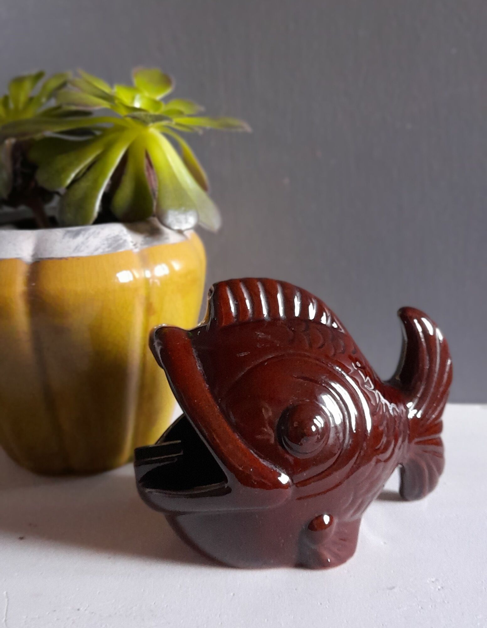 Cendrier poisson, céramique émaillée marron, art deco des années 40-50