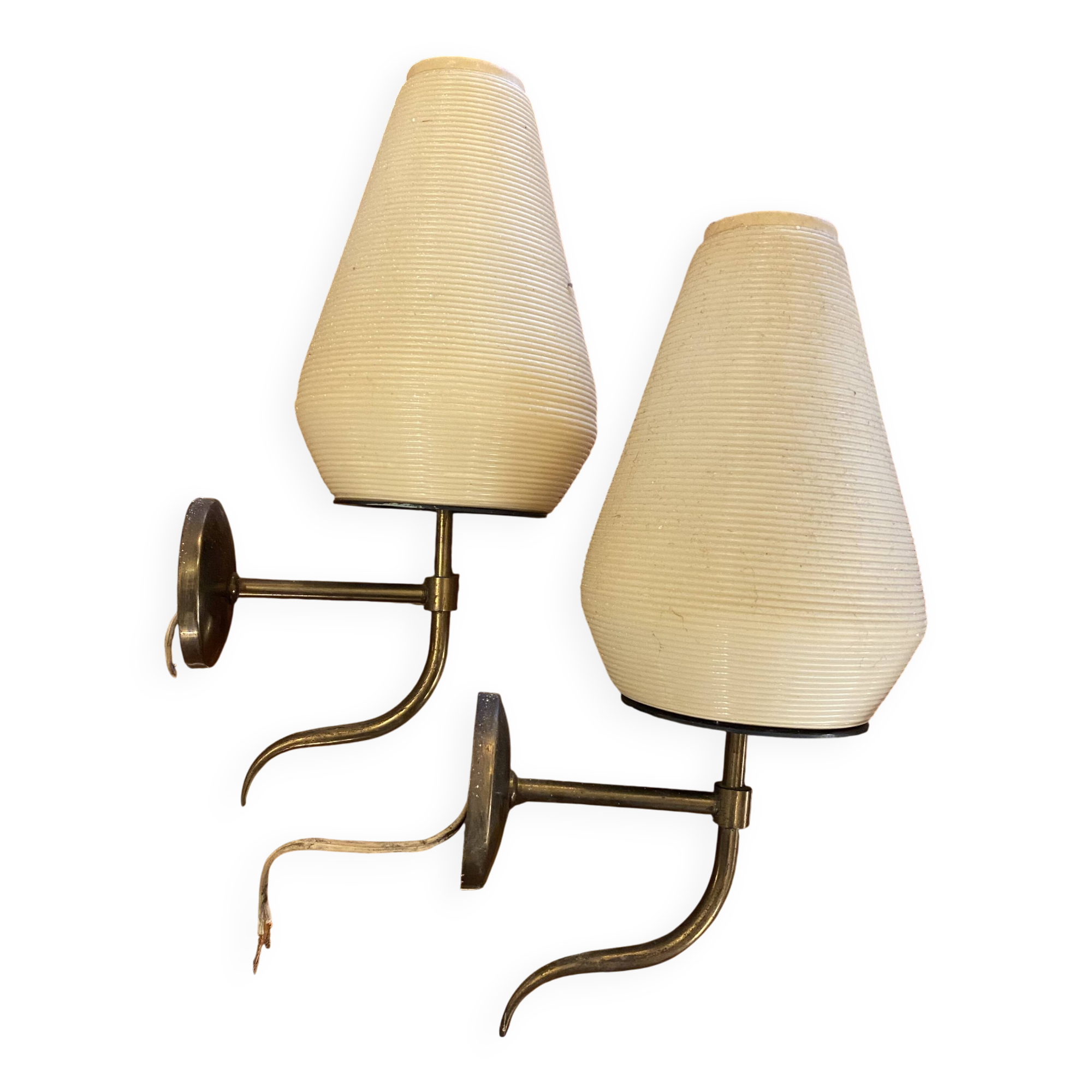 Paire d’appliques murales en laiton et plastique nervuré
