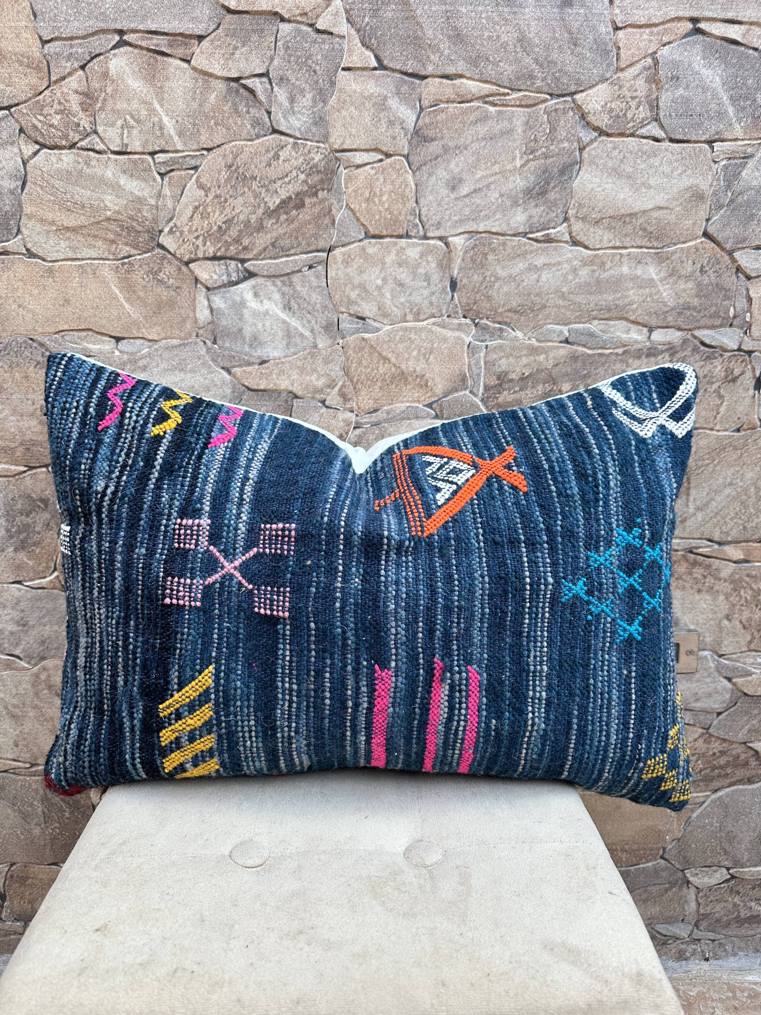 Handmade Moroccan Kilim cushion cover: Bohemian decorative cushion